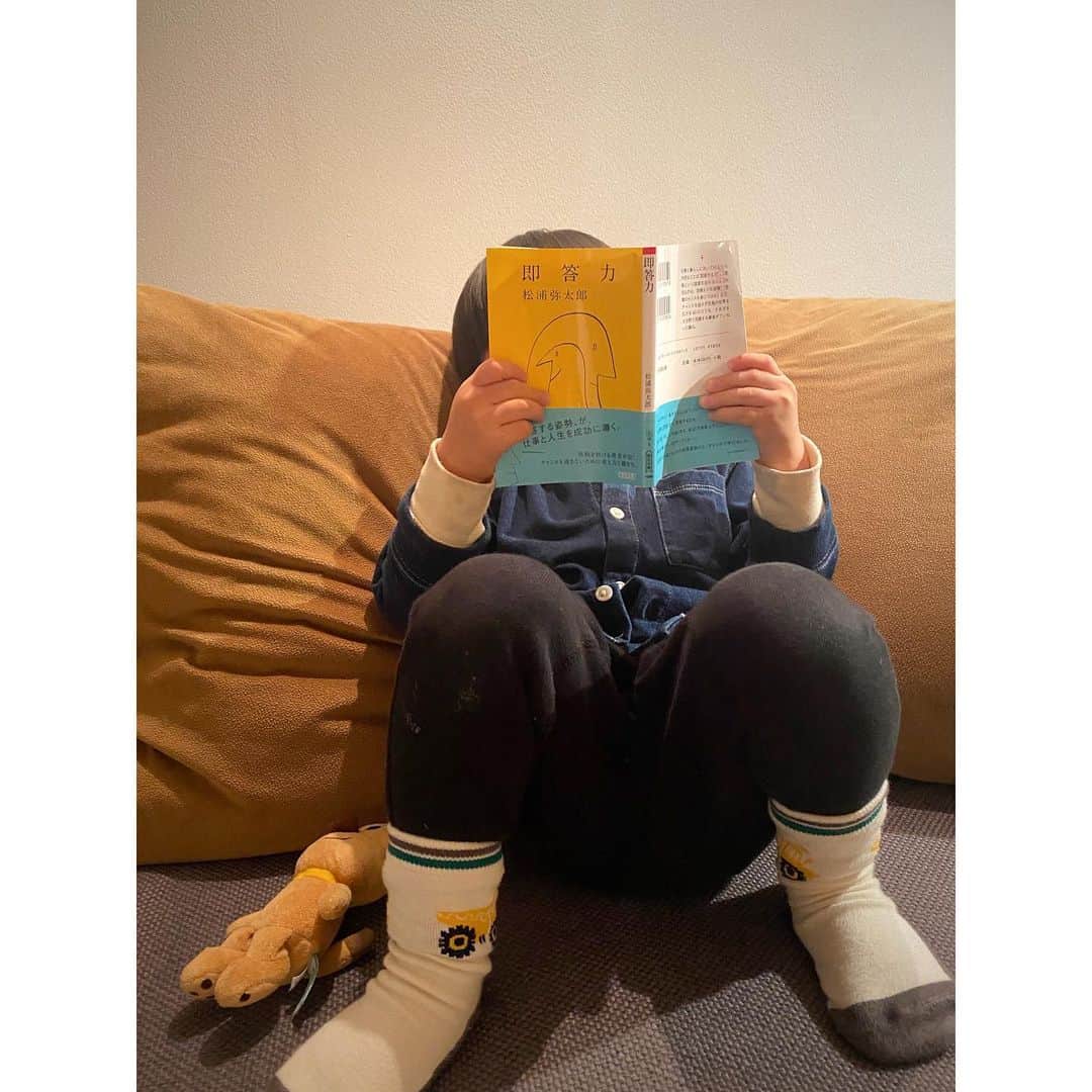 野々すみ花さんのインスタグラム写真 - (野々すみ花Instagram)「旅に出て どうしてもやってみたかったこと。  ゆっくりソファに座って コーヒーを飲みながら 本を読んでみたい。  ドキドキしながら 息子がそばにいるところで 初めて自分の本を広げてみたら  ものの数秒でこうなりました。 なんで人が読もうとしている本をサラッと取り上げるの？(笑)  めいけんチーズを隣に置いて 本を読み耽っている(つもりの) 読書家。３歳男子。」1月13日 12時53分 - osumi_sumi