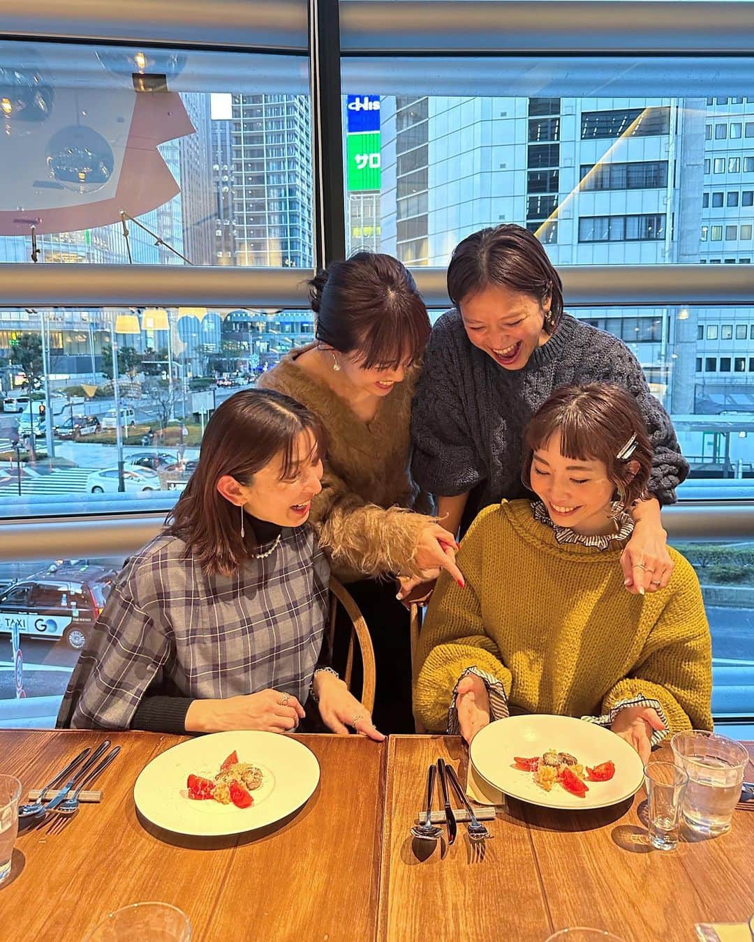 のインスタグラム：「本日、グランドオープンした「YANMAR TOKYO」のレセプションイベントにご招待頂き、行ってきました🏢  全3フロアに “お米の新たな可能性を咲かせる” こだわりの6店舗が集結🌾  ヤンマー直営のお米と楽しむイタリアンレストラン「ASTERISCO(アステリスコ)」では、試食会に参加させて頂きました🍽️  今日から3 日間開催される開業記念イベント「 HANASAKA お花見ウィークエンド」では本物の桜の前で写真撮影ができたり、SNS投稿で「HANASAKA寿司重」をもらえたり🍱🌸  「ヤンマー米ギャラリー」では、お米の歴史と今を学び、体験型コンテンツを楽しみました🌾 これは是非今度息子達も連れてきてあげたい😊  お米にこだわるお弁当屋さん「海苔弁八重八(ノリベンヤエハチ)」の海苔弁は本当に美味しそうだったから、今度買いに行こうと思ってます🍱  と、こんな感じでとにかくお米づくし！！ 大人から子供まで、学び、楽しめる複合施設でした🍚  #yanmartokyo #ASTERISCO #yanmarkomegallery #HANASAKA お花見ウィークエンド #PR #お米と楽しむイタリアン #ヤンマー #HANASAKA #yanmarmarchetokyo #お米 #お米の新しい可能性を咲かせる #東京おでかけスポット #東京グルメ #PR  @yanmar_marche」