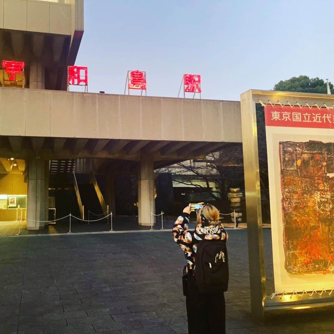 森永理科のインスタグラム：「大竹伸朗展 展示が素晴らしくなるほど、疲れるので途中でお昼寝しながら見た〜  #大竹伸朗展」