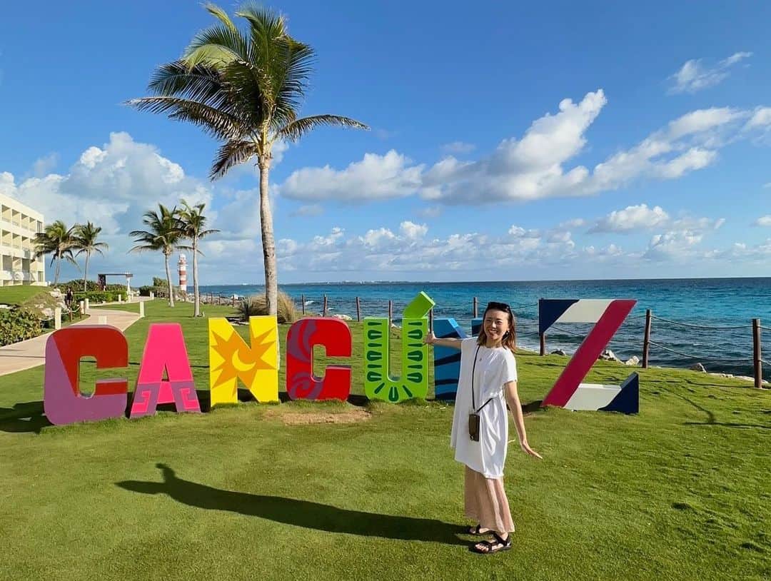 小林さやかのインスタグラム：「2020年コロナ禍に入籍してすぐに海外留学を決意してから、私は毎日家に引きこもって英語猛勉強の日々が始まった。それを一年半ほど続けて留学が決まり、バタバタと昨年渡米。あれ？ハネムーンって行ってなかったね？と気づき、ニューヨークから4時間ほどで行けるメキシコのカンクンに行ってきた！  何も考えずに太陽の下でダラダラ寝たり本読んだり食べたり飲んだり（りょうちゃんはずっとお酒飲んでた）する贅沢な時間。こんなにゆっくりできたのはいつぶりだろうか。幸せすぎた。  いつも突然破天荒なことを言い出す私に何にも驚かずににこにこと無理せずに一緒に楽しみながら付き合ってくれるりょうちゃんには感謝しかない。またいろんなとこ行きたい！  My husband and I got married in 2020 and shortly after, I decided to study abroad. Since then, I spent all my time studying English, finished my application and headed to the US. Therefore, we didn't have enough time for a honeymoon so we ended up taking a trip to Cancun, Mexico, which was only a four-hour flight from NYC.  We had an amazing time just lounging in the sun, reading books, eating and drinking (my husband drank all the time). It was the first time in a while that I was able to truly relax🥹  I can't thank my husband enough for being cool with my wild ideas and for always being down for fun🫶 I can't wait to travel again and see more places!  #カンクン  #ハネムーン #cancun」