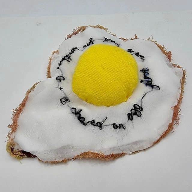 Eggs Conceptのインスタグラム：「This textil fried egg with a message 🍳 by 👉 Rachel Gillard-Jones @rachelgillardjones 👈  📝 The message 'I shared an egg - first we've had for months' inspired by Kathleen's 1943 diary, a young mum-to-be living near Birmingham.  #eggsconcept」