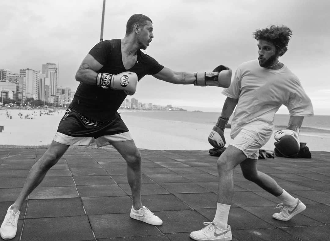 Chay Suedeのインスタグラム：「Era pra ser apenas um exercício de toque de ombro, num treino do meu parceiro @gonzaloffler_mma com minha criança @joaovicente27 .  Mas o @danbehr_ fotografou, e virou dança.」