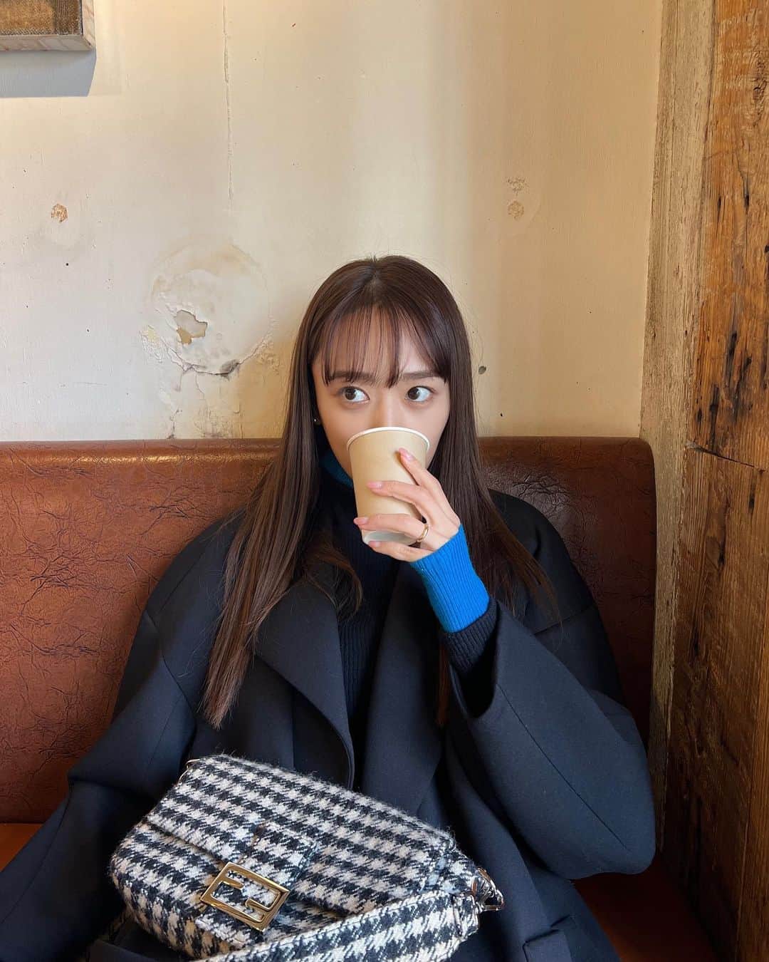近藤千尋のインスタグラム：「また寝落ちして更新できていなかった…笑😚 おはようございます💕 載せ忘れの私服たち☺️ 最近はモノトーンの私服が多いいなぁ🥰 最後のはプレバトロケの時の私服☺️ 必死すぎてガニ股になってるよ🦀笑 見逃した方は是非TVerで、、💓  そして今日はラヴィットー🐰🤍 #100万回言えばよかった  の 主演御三方が遊びに来られます❗️❗️ ドキドキ  見てくれる人ー？🫶🏻🥺」