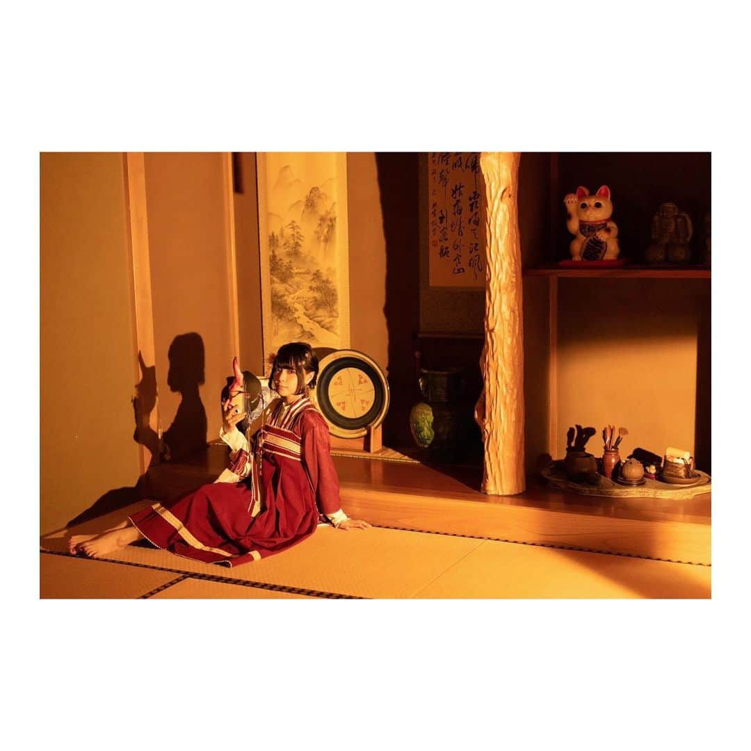 藤城リエのインスタグラム：「⁡ ⁡ ⁡ 夕暮れ時、忍び寄る影ーー。 ⁡ ⁡ ▽ 撮影 @daisukekiyota  ▽ 衣装 @japan_art_kanzashi  ▽ ヘアメイク @natsuruki ⁡ ⁡」