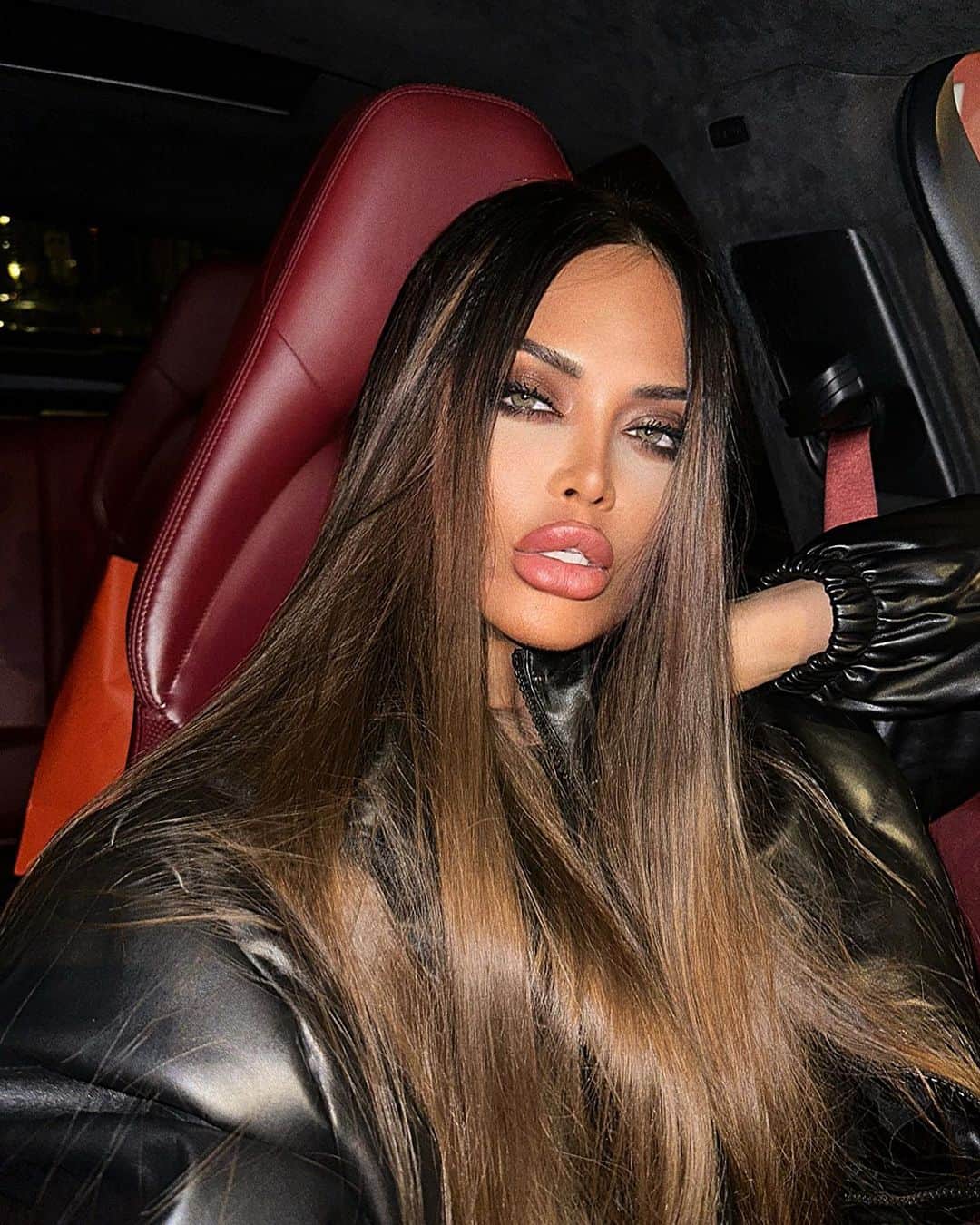 Nita Kuzminaのインスタグラム：「Dikaya 🫦 Как вам мой новый цвет?  (листайте фото)」