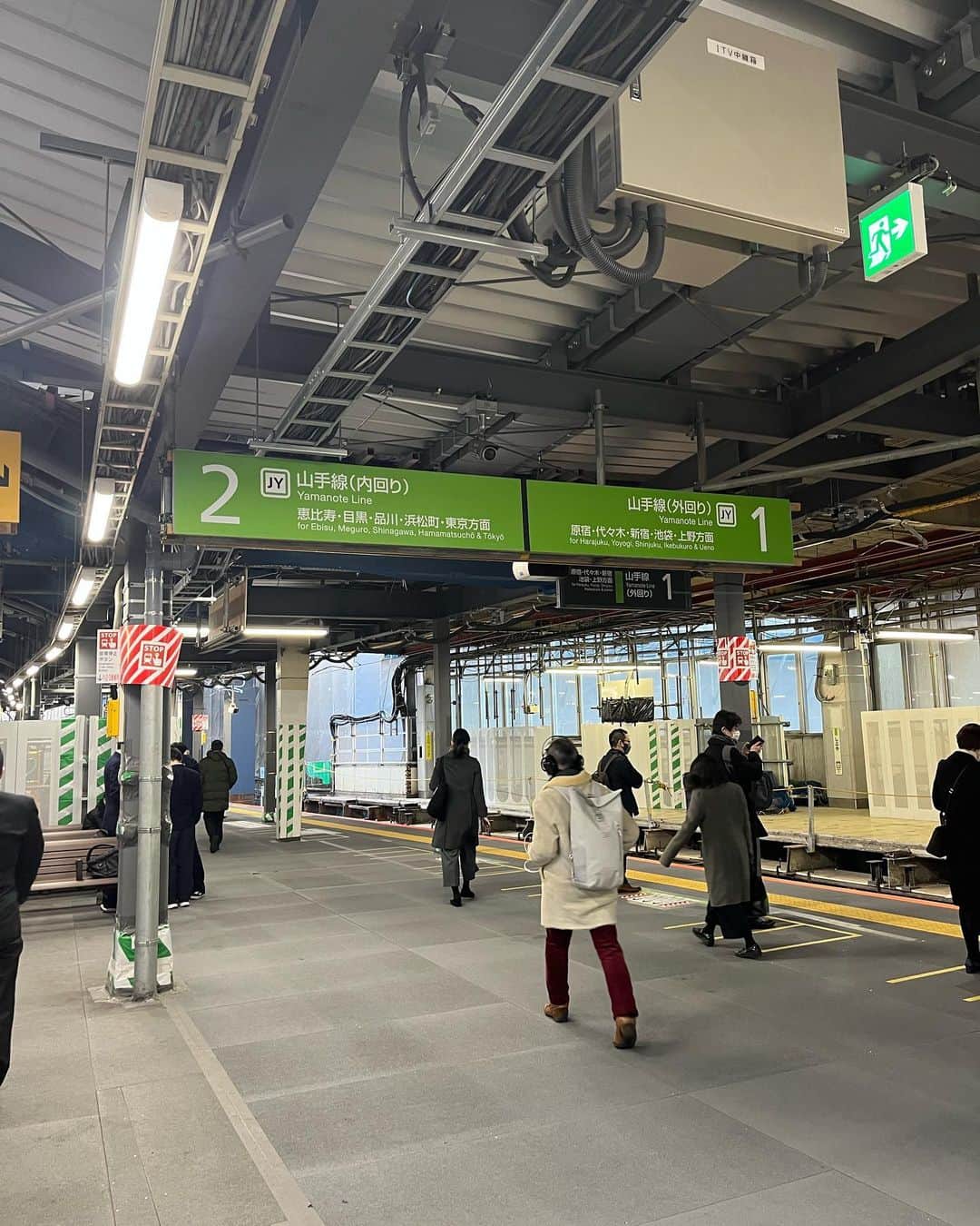 WIRED CAFEのインスタグラム：「渋谷駅の山手線ホームが工事されてから、初めて利用した。  ちゃんと外回り内回りが1つのホームになっていて、当たり前なんだけど、線路だって人が作ってるんだよなぁと。  この上を、毎日何十本何百本もの電車が通る。そこに私も乗っているかもしれない。  便利に見えるものだって、その裏に”誰か”がいる。感謝を忘れちゃいけませんね。  #wiredcafe」