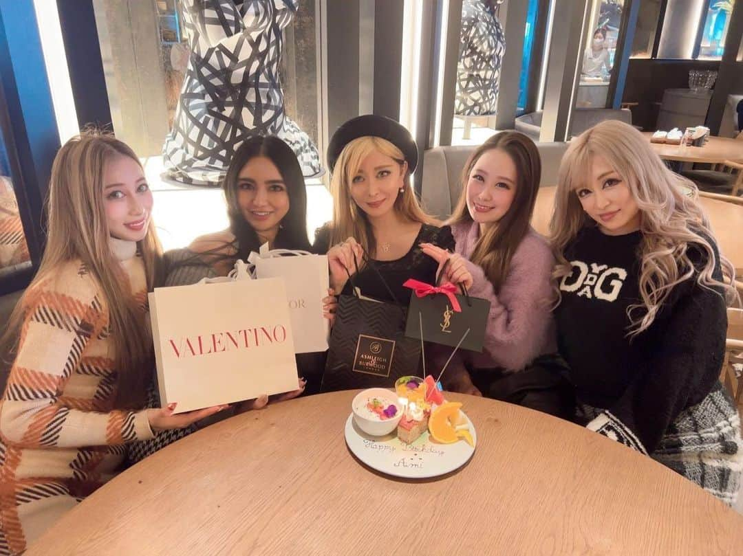 JennieBabyのインスタグラム：「🎂 Aimiさんお誕生日会🎉 2023年Erosismミーティング✨ 今年は5人で全国ツアーが目標です🥳 全国各地のショーパブさん、クラブさん、バーやラウンジさん等気軽にお問い合わせください！ 普段キャバクラやフィリピンパブ等でイベントや周年でお呼ばれしてショーをすることもあります✨お誕生日会や忘年会で踊ることもあります❣️ 興味ある方はぜひ💌 #erosism #jenniebaby #sexydancers」