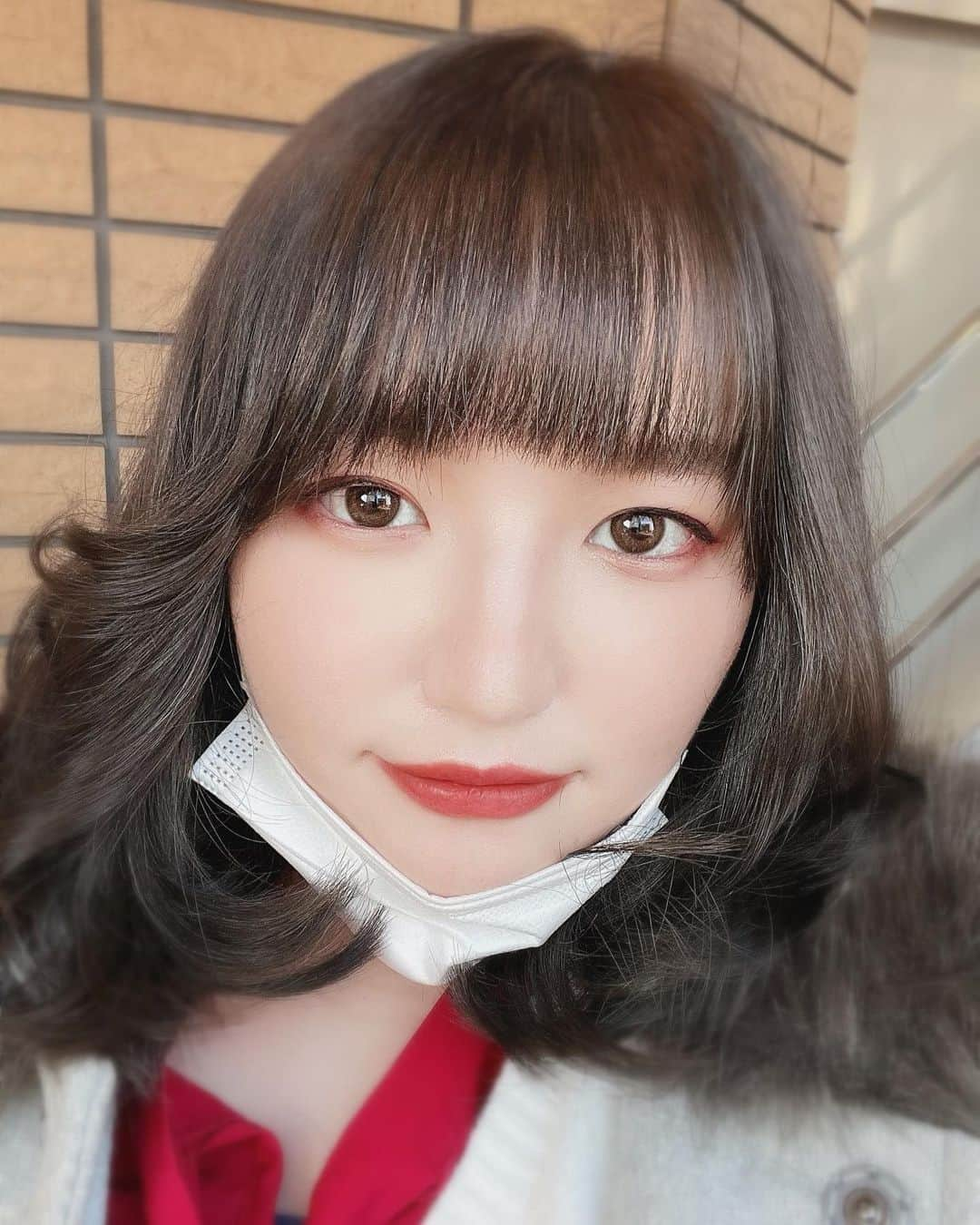 野々原なずなのインスタグラム：「母になって初めての美容院💇‍♀️ 今はまだ子供の記念撮影とか多いから落ち着いたカラーにしてるけど、いつかまた色んな色にしたい！ 次はピンクか紫にしたいかなー😌 . #美容院帰り #自撮り #産後1ヶ月」