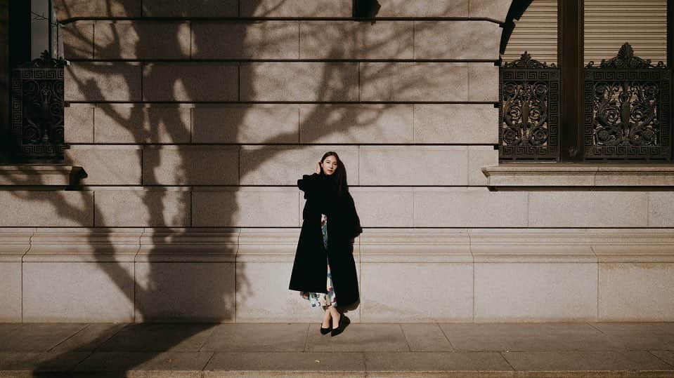 護あさなのインスタグラム：「. ずっと吊り目だったのに、 たくさん笑って生きてたら目尻の皺？が出てきてタレ目要素も入ったぞ！！！  📸 @artratio」