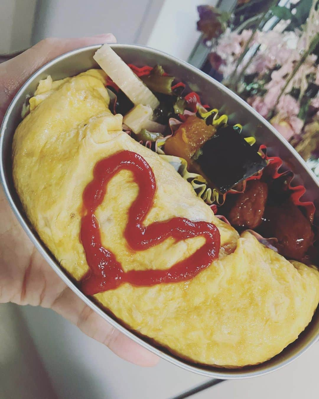 右手愛美のインスタグラム：「🍱💕 • • 年始はじめてのお弁当の日です！オムライス弁当にしました❤️ケチャップがお昼までハートになってたらいいのだけど、、！ • • 次男は朝ごはんに、アンパンマンオムライスにしました🌟なんか弱そうなアンパンマンになりました🤣 #お弁当 #年少さん #オムライス #❤️」