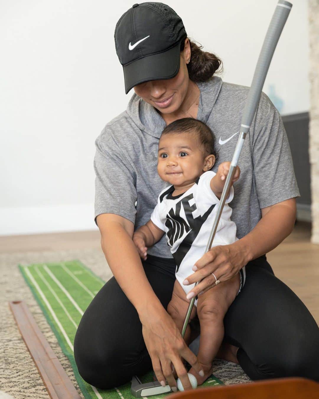 シャイエン・ウッズのインスタグラム：「Thank you @nikewomen for highlighting women in EVERY phase of their fitness journeys.  I’ve gained a true appreciation for what it is to be “healthy”. Working out has always been a big part of my life.  Not long after having Cam, I realized my journey “back” is more about FEELING good- not necessarily needing to look a certain way or be at a certain weight.  Grateful to have this little guy as a constant reminder of what my body is capable of 💪🏽」