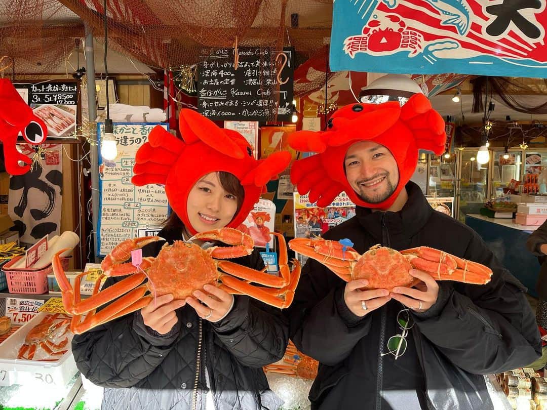 朝市広場のインスタグラム：「ご来店ありがとうございました😊  時間がありましたので カニを食べたいとリクエストがあり特別に調理😉  ある意味 🦀サプライズ🦀  お似合いでしたねー♪ また来て下さい🤓  #かに #松葉がに #セコガニ #かに刺し #香箱ガニ #グルメ #兵庫 #記念撮影 #かに料理 #温泉 #温泉巡り #城崎 #城崎温泉 #旅行 #温泉旅行 #女子旅 #兵庫グルメ #新婚旅行 #観光地 #観光 #湯楽 #朝市広場 #カニ好きと繋がりたい #全国宅配 #ネット通販 #japan #kinosaki #trip #crab #youtube」