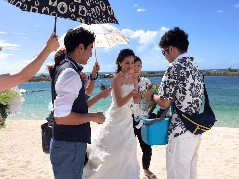 ろびんのインスタグラム：「.  ✨💍👰BRIDAL SHOOT👰💐✨  -オフショット- Previously photographed. #bridal #shoot #bridaldress #weddingphotographer #model  #beach #海 #ハーフモデル #ウェディングフォト #撮影 #オフショット ＃ウェディングドレス  #👰‍♀️」