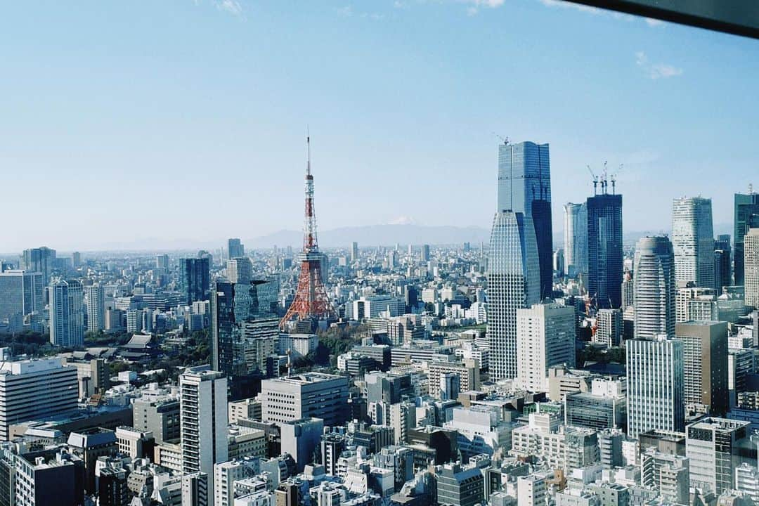 松島勇之介のインスタグラム：「東京タワーと奥には富士山🗼🗻  贅沢すぎる眺め🤩」