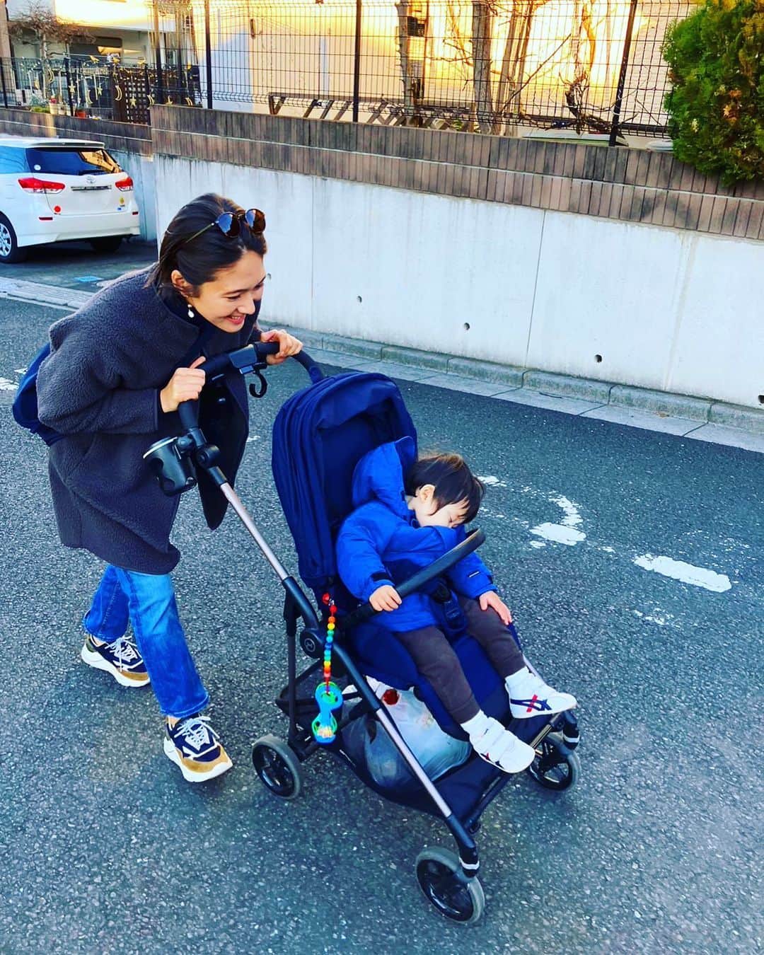 小林由未子のインスタグラム：「. 今回の年末年始は 実家で過ごしておりましたが 息子が 大晦日の23:30から元旦4:00まで泣き続け オムツ変えてもあやしても何してもダメで  え、どこか痛いのかな.... これは...救急車..呼ぶもの?💦 どうしよ、どうしよ、と あたふたしたんですけど  急にケタケタ笑い出し お気に入りのおもちゃで遊びながら コロっと寝たんです。  なんだったんだ、あれは😳 まぁ、何もなくて良かったんですが...  #私の2023年こうやって始まりました #今年もよろしくお願いします」
