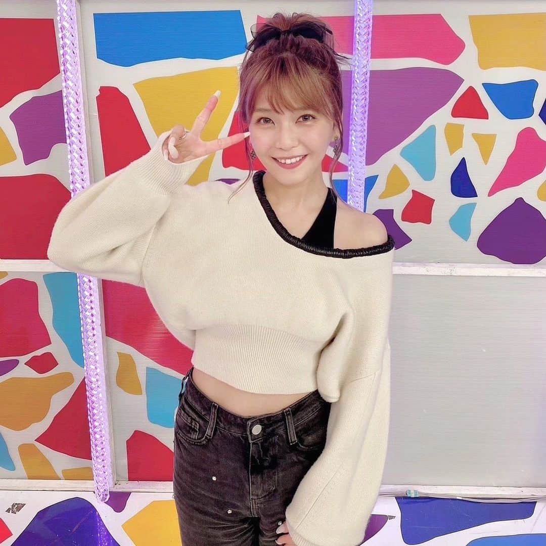 のインスタグラム：「. スタジオでパシャリ📸  肩出しニットでした🤍 袖のボリュームがきゃわ🤭💕  #オフショット #クセスゴ」