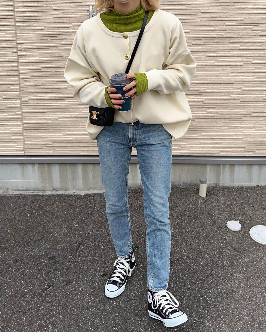 のインスタグラム：「.  金釦がツボなカーディガン♡ 春はキャミとかと合わせて使えるし 今はタートルとかINすれば着れちゃう💓 寒い時はこれにアウタープラス🫰  @bonjoursagan   #冬コーデ#大人カジュアル#オトナカジュアル#大人女子#オトナカジュアル#オトナカジュアルコーデ#デニムコーデ#moussyjeans#スニーカーコーデ#スニーカー女子#158cmコーデ#骨格ナチュラル#きょこ#bonjoursagan#プチプラ#プチプラコーデ」