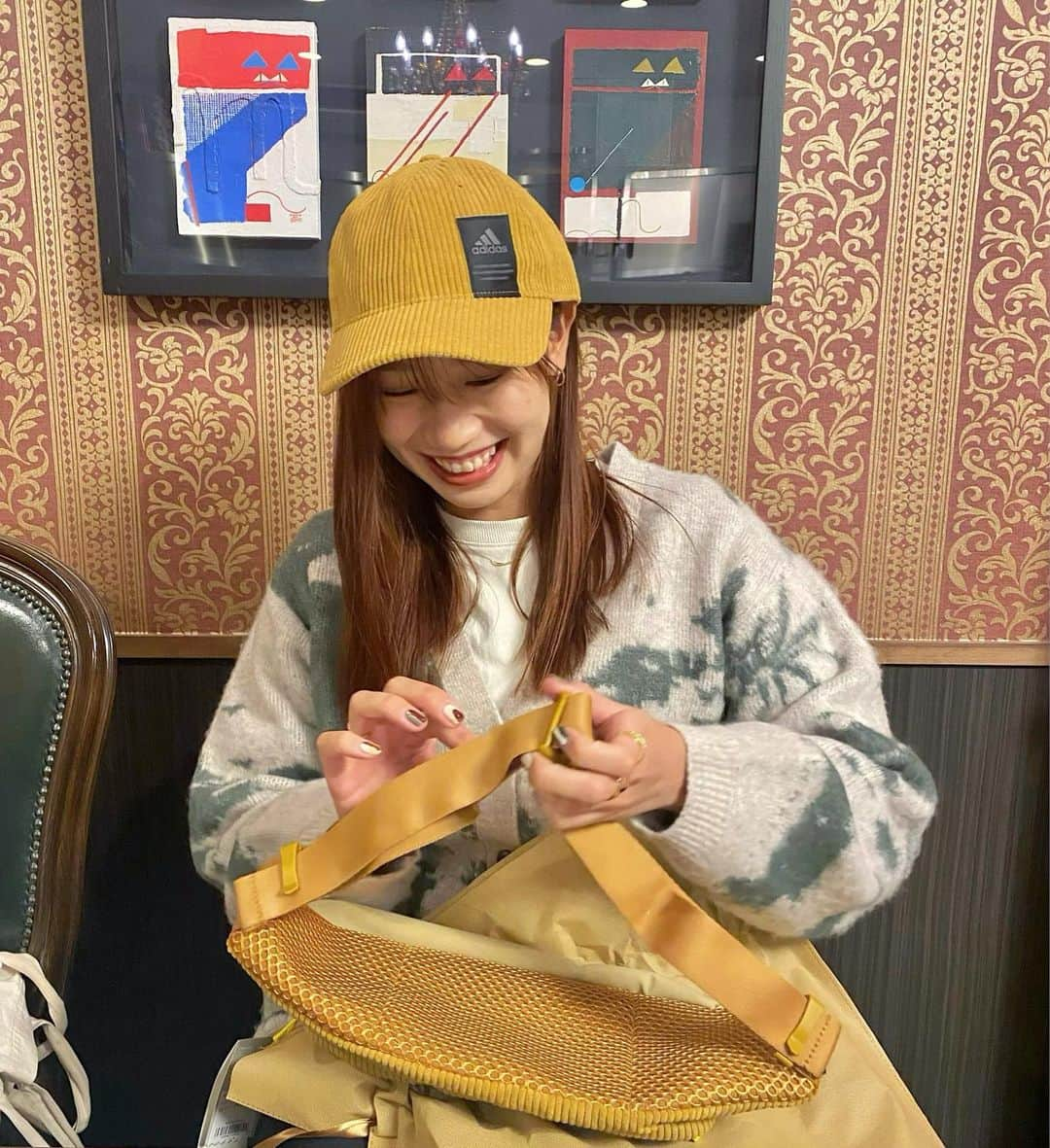 村上礼華のインスタグラム：「💛💛 ． ． お誕生日プレゼントのアディダスグッズ可愛すぎる〜 ありがとうございます🙌🏻 @suzukahashimoto  ． 当日お店でお祝いまでしてもらい最高の誕生日でした☺︎ ． #0110 #3枚目のロウソクぐらい自立します」