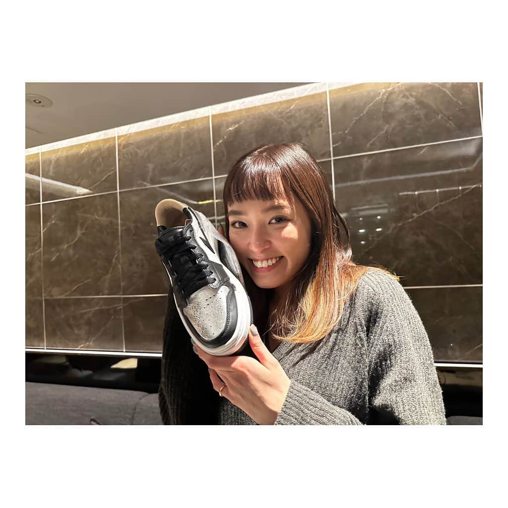 中山こころのインスタグラム：「やっばーい🥺🤍 AIR JORDAN1もらちゃった!!!  嬉しさで爆笑してる笑  #airjordan1  #むふふ」