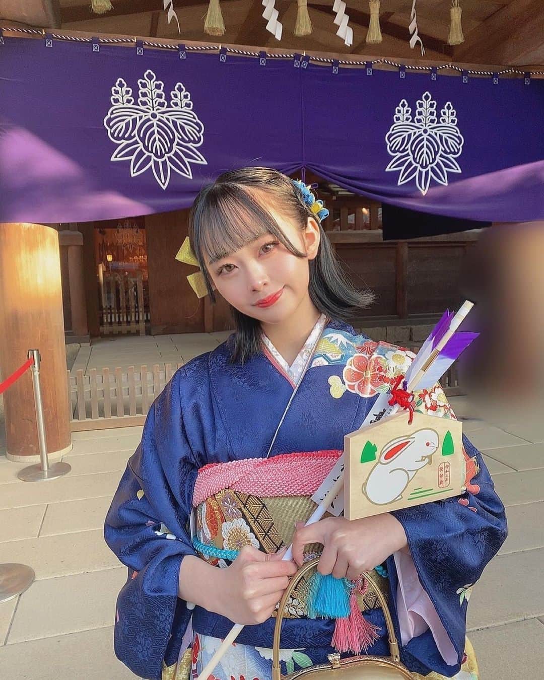 川嶋美晴のインスタグラム：「❤︎ 2023 . 01 . 09 ❤︎  成人式でした！  まさかSKE48で成人式を迎えることができるなんて本当に夢みたいです。  それくらい大好きだったグループに入れて、ファンの皆様に晴れ姿をみていただけて。本当に幸せです。  20歳の1年は大人の自覚を持って、甘えず、素敵な女性になれるよう頑張ります。  これからも応援よろしくお願いします！  そして、今回素敵な振袖を提供していただいた #清水屋 さん！ 本当にありがとうございました！  紺から緑へのグラデーションがとても素敵で、サイリウムカラーを意識したピンクと青で統一しました！  こんな素敵な振袖で成人式を迎えられて幸せでした！  #SKE48  #idol  #成人式 #清水屋  #熱田神宮  #振袖 #振袖へアアレンジ  #振り袖」