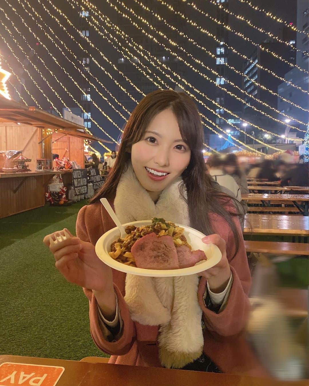 のインスタグラム：「キラキラした街中素敵だったなあ〜❄️✨キラキライルミネーションが恋しいです😌😌  #福岡県#クリスマスマーケット#イルミネーション#天神中央公園 #パスタ#冬コーデ#ティペット」