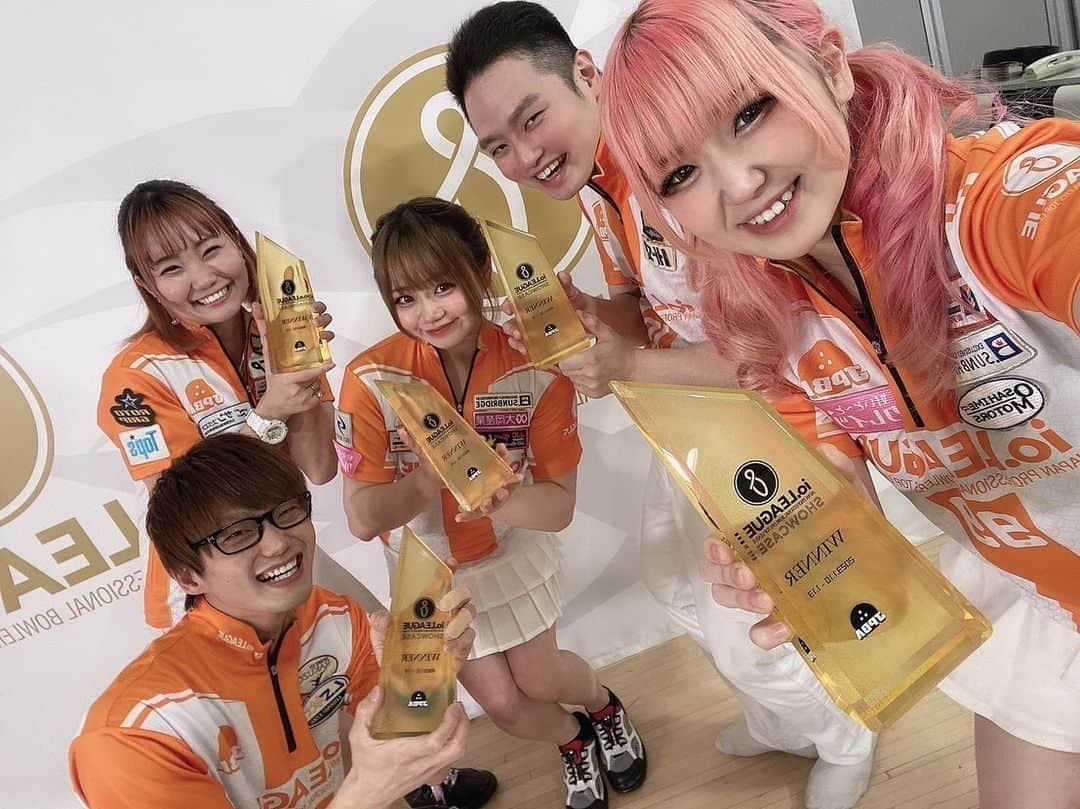 川﨑由意さんのインスタグラム写真 - (川﨑由意Instagram)「⁡ io.LEAGUE showcase なんとなんと！チーム千葉 優勝することが出来ました🥜！！ ⁡ 嬉しすぎる優勝😭✨ トロフィーも最高にかっこいい🏆！ ⁡ チーム千葉は岩見キャプテンをはじめ、皆んなが一致団結出来た最高のチームでした✨ io.LEAGUE前からグループLINEでやり取りしたり 出番が来るまでの時間は皆んなで集まって他のチームの対戦をみながら作戦会議をしたり 対戦中も投げるときは真剣に、喜びや悔しさは全員で感じ、チームワークで勝ち取れた優勝だったかなと思います🥹✨ ⁡ io.LEAGUEshowcaseという素晴らしい舞台を用意して下さった実行委員の皆様 そして沢山応援して下さった皆様 本当にありがとうございました。 ボウリングの素晴らしさを1人でも多くの方に知って頂けるよう これからもプロボウラー一同頑張っていきますので 今後とも応援宜しくお願い致します。 ⁡ 2024年が楽しみです✨ ⁡ #ioleague #ioリーグ #アイオーリーグ #プロボウラー #ボウリング #新リーグ #開幕 #新リーグ開幕 #プロスポーツ #bowling #チーム千葉#ピーナッツポーズ#森本健太#戸辺誠#岩見彩乃#霜出佳奈#川﨑由意#川崎由意#pリーグ#pリーガー」1月13日 22時41分 - yui533