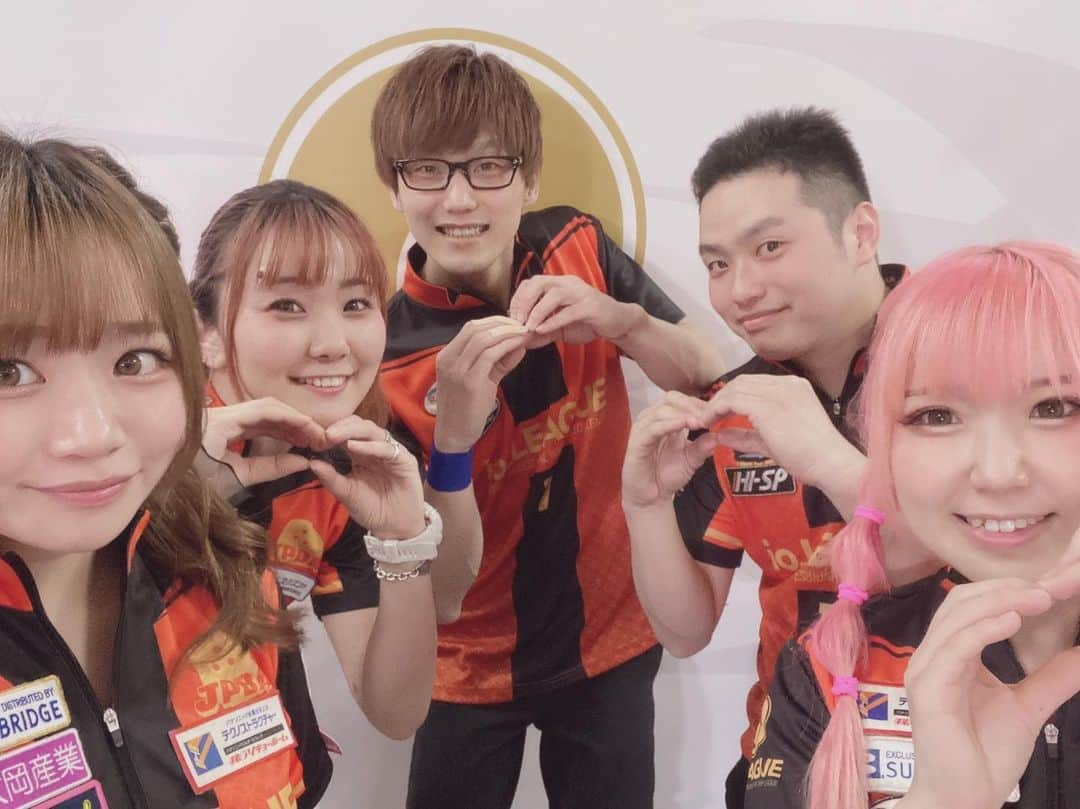 川﨑由意さんのインスタグラム写真 - (川﨑由意Instagram)「⁡ io.LEAGUE showcase なんとなんと！チーム千葉 優勝することが出来ました🥜！！ ⁡ 嬉しすぎる優勝😭✨ トロフィーも最高にかっこいい🏆！ ⁡ チーム千葉は岩見キャプテンをはじめ、皆んなが一致団結出来た最高のチームでした✨ io.LEAGUE前からグループLINEでやり取りしたり 出番が来るまでの時間は皆んなで集まって他のチームの対戦をみながら作戦会議をしたり 対戦中も投げるときは真剣に、喜びや悔しさは全員で感じ、チームワークで勝ち取れた優勝だったかなと思います🥹✨ ⁡ io.LEAGUEshowcaseという素晴らしい舞台を用意して下さった実行委員の皆様 そして沢山応援して下さった皆様 本当にありがとうございました。 ボウリングの素晴らしさを1人でも多くの方に知って頂けるよう これからもプロボウラー一同頑張っていきますので 今後とも応援宜しくお願い致します。 ⁡ 2024年が楽しみです✨ ⁡ #ioleague #ioリーグ #アイオーリーグ #プロボウラー #ボウリング #新リーグ #開幕 #新リーグ開幕 #プロスポーツ #bowling #チーム千葉#ピーナッツポーズ#森本健太#戸辺誠#岩見彩乃#霜出佳奈#川﨑由意#川崎由意#pリーグ#pリーガー」1月13日 22時41分 - yui533