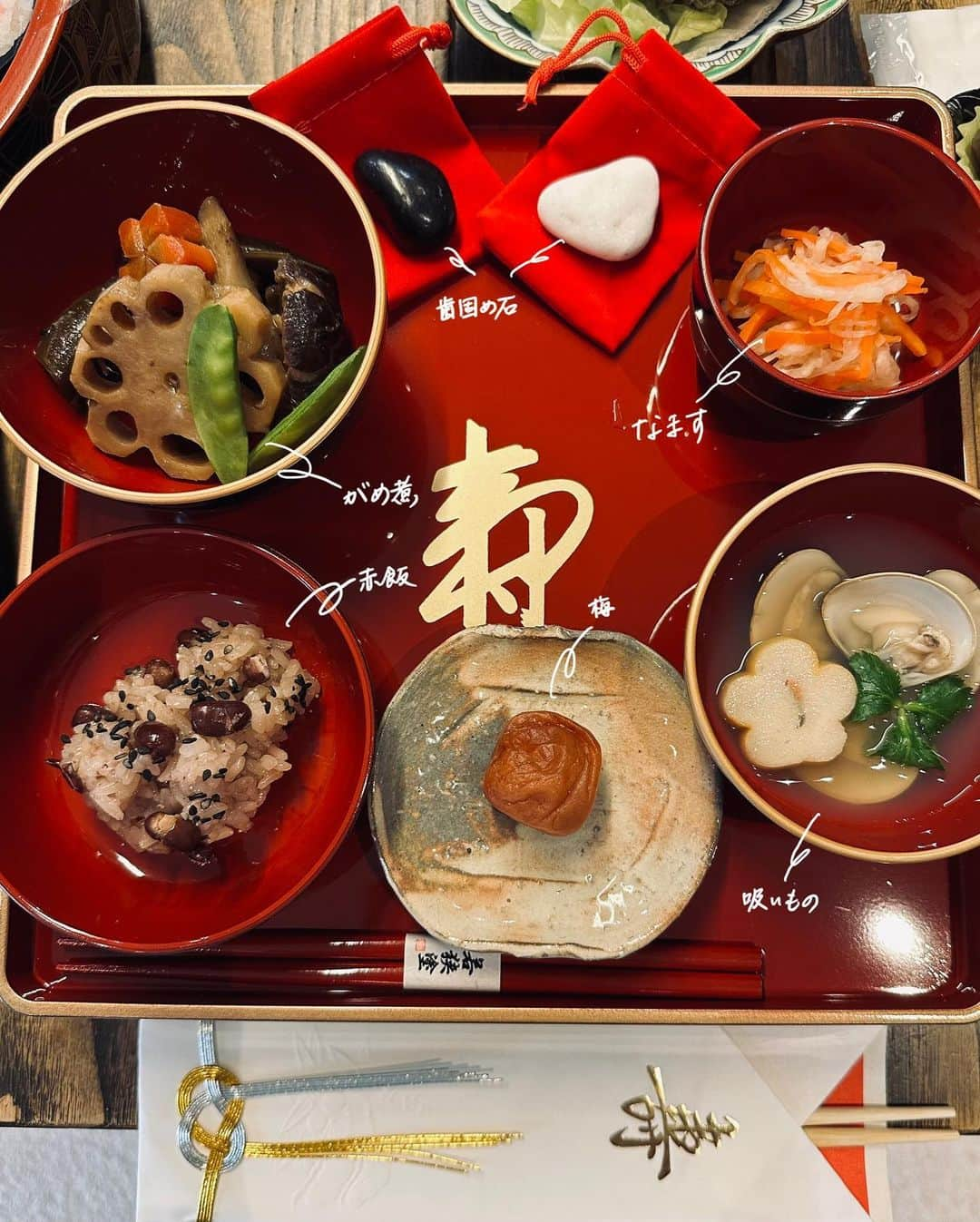 紗綾さんのインスタグラム写真 - (紗綾Instagram)「生後100日 お食い初めをしました㊗️ がめ煮、紅白なます、ハマグリのお吸い物は自分で作った✨ 人生で一番幸せ感じた料理でした🥹💓 (詳しくは、アメブロを読んでね) #お食い初め #生後100日 #赤ちゃん #お食い初めケーキ #ロンパース #生後3ヶ月」1月13日 22時46分 - saaya_official_