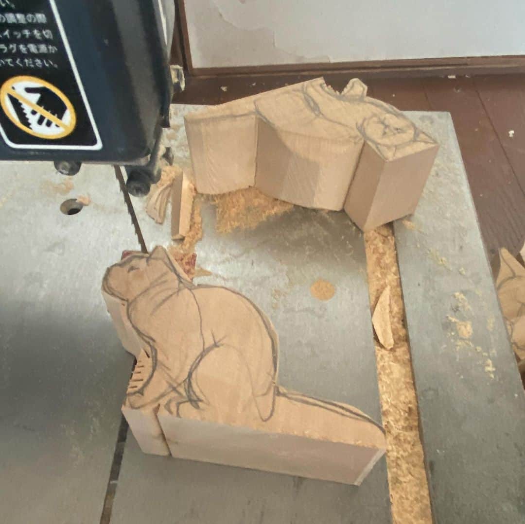 yamanekoさんのインスタグラム写真 - (yamanekoInstagram)「猫が出来るまでにゃんよ。  #ねこ #ねこすたぐらむ #ねこ部 #木彫り猫#猫彫刻 #銀座松屋 #猫と森の動物たち作家展 #watagumo舎 #蔦屋書店銀座 #バンナイリョウジ #cat#catsculpture #catcarving #sculpture #woodcarving #woodsculpture #catsofinstagram #catstagram #ryojibannai」1月13日 22時54分 - yamaneko5656