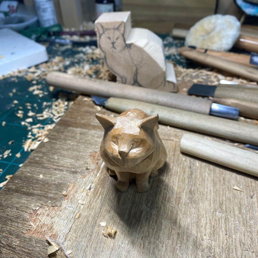 yamanekoさんのインスタグラム写真 - (yamanekoInstagram)「猫が出来るまでにゃんよ。  #ねこ #ねこすたぐらむ #ねこ部 #木彫り猫#猫彫刻 #銀座松屋 #猫と森の動物たち作家展 #watagumo舎 #蔦屋書店銀座 #バンナイリョウジ #cat#catsculpture #catcarving #sculpture #woodcarving #woodsculpture #catsofinstagram #catstagram #ryojibannai」1月13日 22時54分 - yamaneko5656
