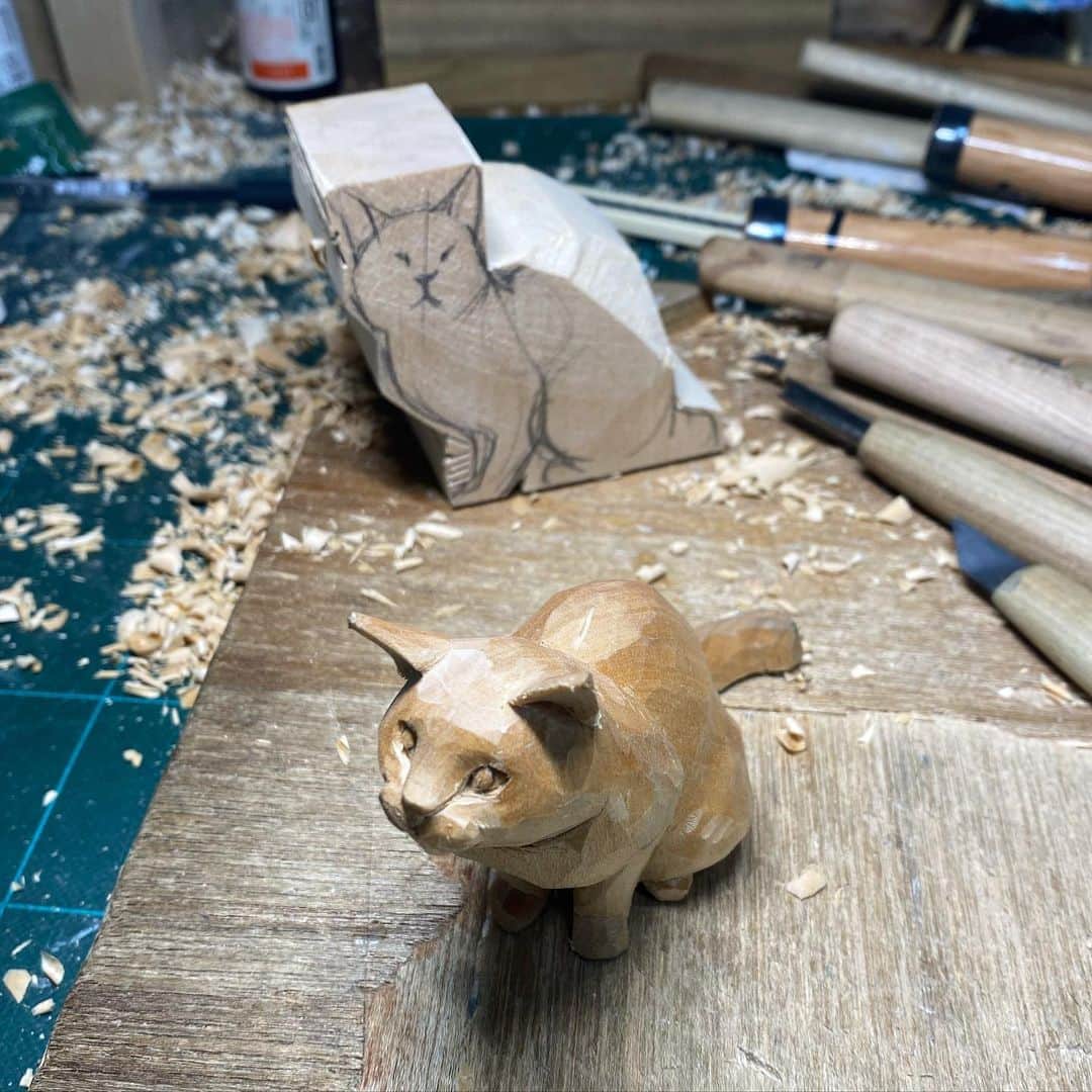 yamanekoのインスタグラム：「猫が出来るまでにゃんよ。  #ねこ #ねこすたぐらむ #ねこ部 #木彫り猫#猫彫刻 #銀座松屋 #猫と森の動物たち作家展 #watagumo舎 #蔦屋書店銀座 #バンナイリョウジ #cat#catsculpture #catcarving #sculpture #woodcarving #woodsculpture #catsofinstagram #catstagram #ryojibannai」