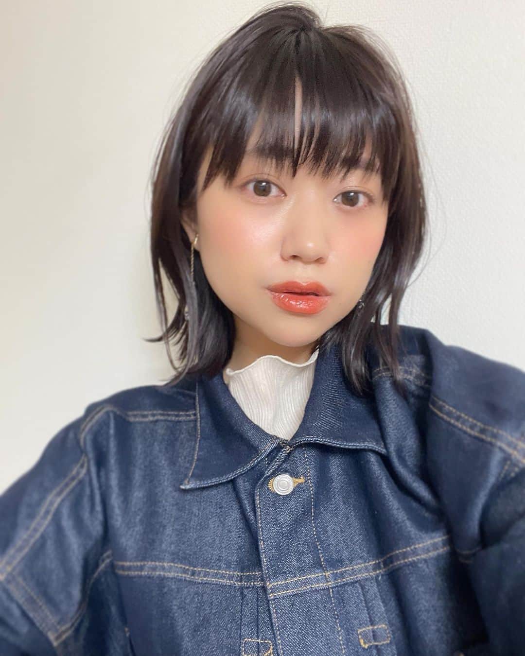 渡辺梨夏子のインスタグラム：「結局伸ばすの飽きちゃうのね✂︎✂︎✂︎ 新年早々、色々と詰め込んじゃってる気がするから頭くらいは軽くかるく〜〜🍃🐇✨  #haircut #haircolor  #✂︎✂︎✂︎」