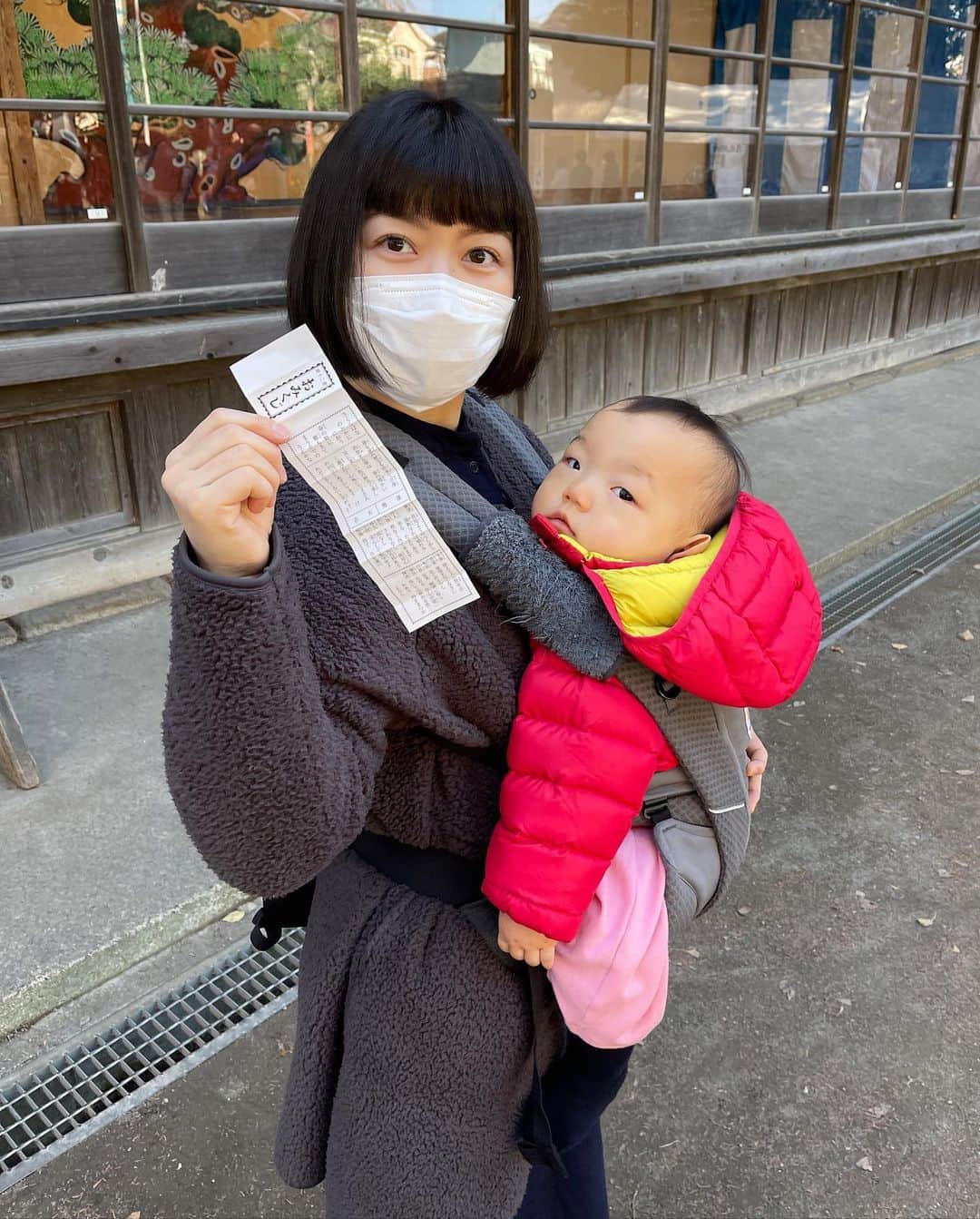 飴宮さゆりのインスタグラム：「エマちゃんが快適にお昼寝してくれているので一年ぶりに投稿してみようと😊✨ 最近はストーリーばっかりやしね。  まずは皆さま今年も宜しくお願いします、今年は大吉引きましたので多分私と会ったり絡んだりしてもらえると多少良いかもしれないです🥰🙏  エマちゃんも1歳3ヶ月になって一丁前にノンアルを持ち歩く始末🍺 トコトコ歩くのも可愛いけど危ないし気が気じゃないねー。  最近はもっぱら幼児教育にハマってる元プロレスラー&女優の私です。 なんでも色々見聞きしてるとやれ絶対音感はいい英語が大切、遺伝で思春期には親の影響に引っ張られるからお勉強は早い方がいいなどあるみたいで幼児教育こそ大切だと‼️  そんなこんなで純粋で素直な私は魔に受けて大好きなエマちゃんと楽しく毎日チャレンジしてます✨ 一度きりの人生悔いのないようにね❤️ とにかく今年はずーっとやりたかった英語のお勉強を頑張りたいです‼️ 早く皆さんと乾杯できる日が来る事を願ってます🍺毎日ノンアルです👌ノンアルに詳しくなって来てノンアルバー出来そうです😳笑 お近くのママさんは是非✌️ #一年ぶりの投稿 #改行出来るようなってる #使い方忘れそう #ママ #育児 #幼児教育 #誰でも出来る事を #絵本 #英語 #音楽 #絵と字は旦那さんに #今年は英検でもチャレンジしてみようかな」