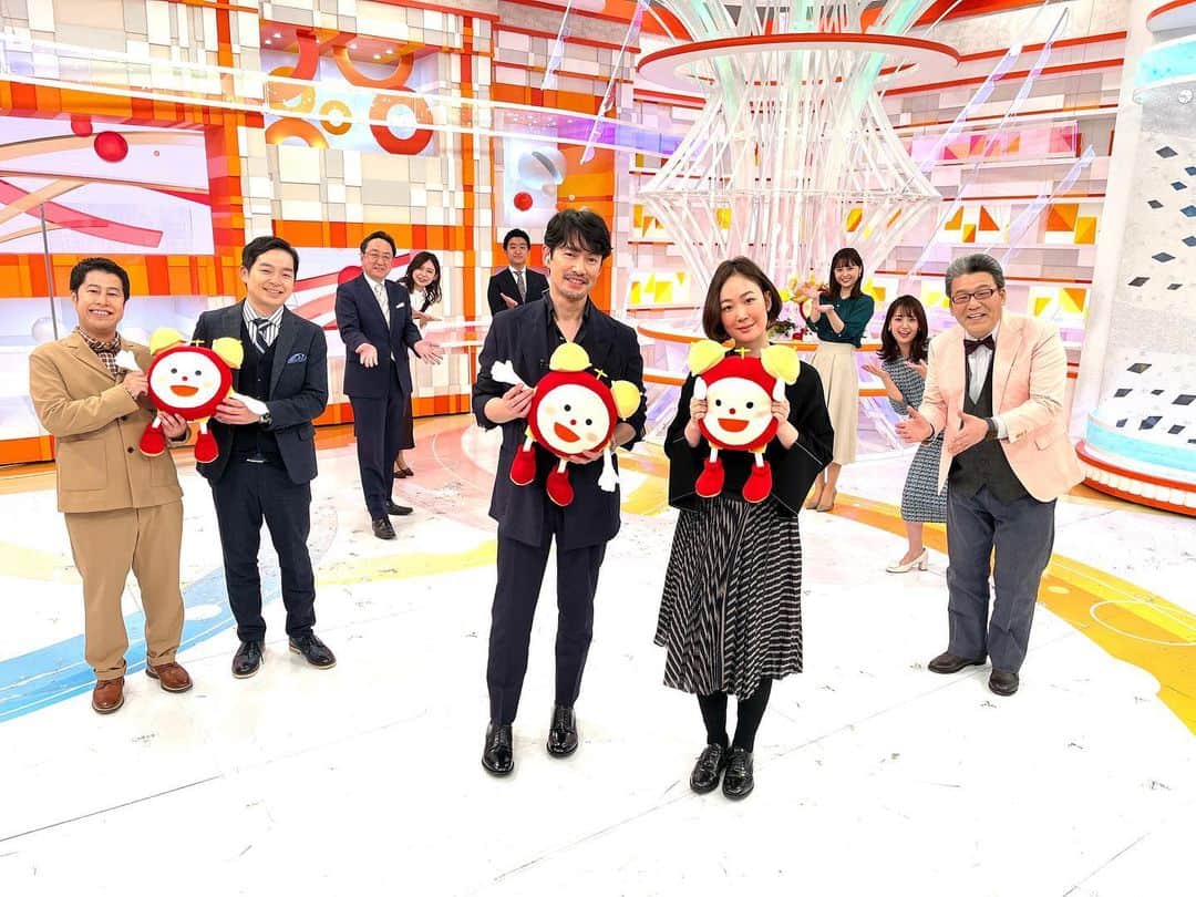 フジテレビ「めざましテレビ」さんのインスタグラム写真 - (フジテレビ「めざましテレビ」Instagram)「．  #竹野内豊 さん& #黒木華 さん ご出演ありがとうございました🥰  #マンスリーエンタメプレゼンター の #ウエストランド は足つぼマットに5分間乗り続けた竹野内さんに感服していました👏  映画「#イチケイのカラス」はきょう公開です🌟  #めざましテレビ」1月13日 14時43分 - mezamashi.tv