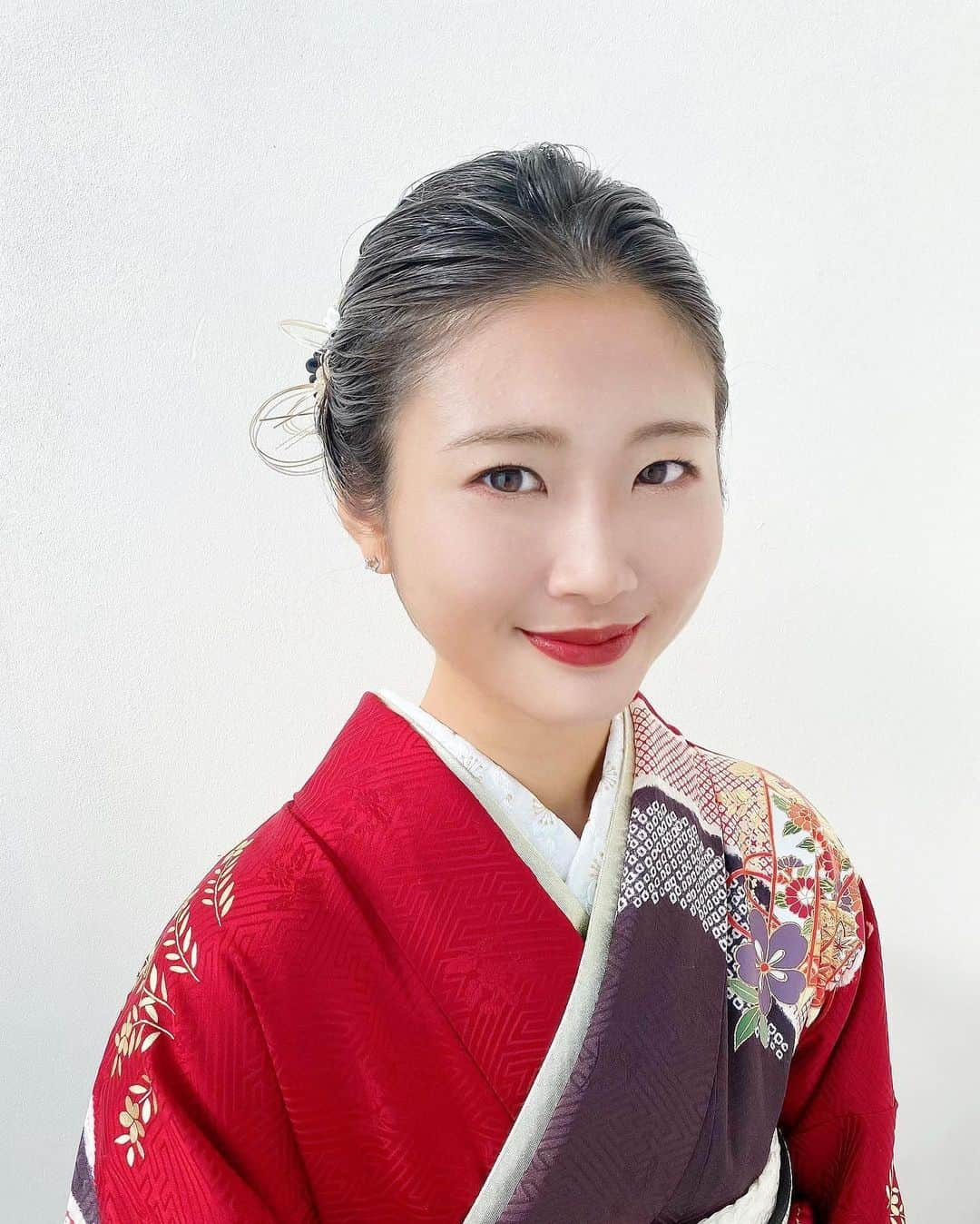 宮原幸恵のインスタグラム：「成人式ヘアメイク👘🌸  和装美人すぎて ドキドキしちゃった😍  タイトなオールバックと 赤のお色が良く似合う とっても素敵なお客様☺️  お着物の赤に合わせて 目尻にほんのり乗せた赤がポイント❤️  アイメイクに赤を入れるときは 目のキワに細く入れると失敗しずらい🙆🏻‍♀️  上瞼だと腫れぼったくなりやすいけど 目尻とか下瞼のキワとかだと 少し熱を帯びた目元に見えて 色っぽさが増すよ🥰  晴れの日だからねっ🌸 ラメも忍ばせて キラキラお目目に仕上げました👀✨  全体的に甘い要素が少ないので あえて眉は柔らかいアーチに仕上げて 女性らしく優しい雰囲気に💓  本当にとってもとっても素敵で 似合っていらっしゃいました☺️👘  成人おめでとうございます㊗️  #成人式ヘアメイク #成人式メイク」