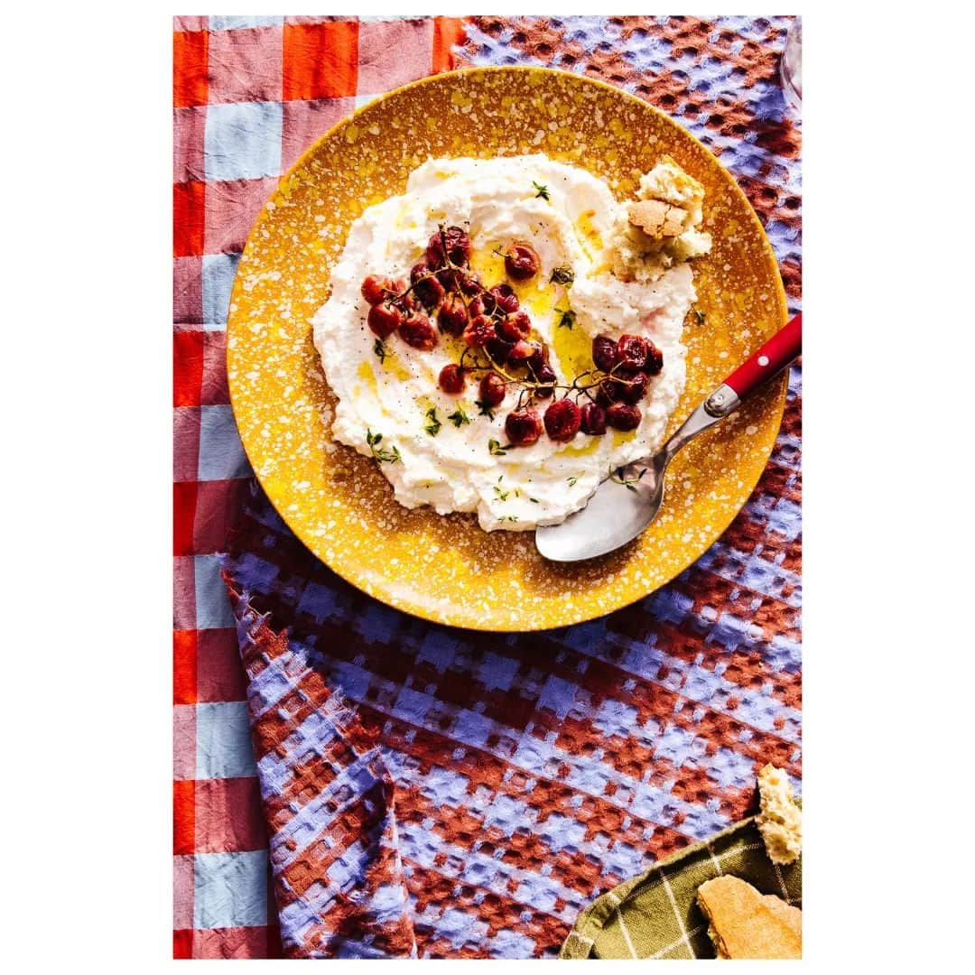 pinimariniさんのインスタグラム写真 - (pinimariniInstagram)「Danke, dass ihr mich durch meine karierte Tischdecken Phase begleitet 🙃 .  . . #foodphotographer #foodphotography #ricotta #grapes #foodandwine #food #comfortfood #shareyourtable #foodgawker #buzzfeast」1月13日 16時35分 - _marinajerkovic_