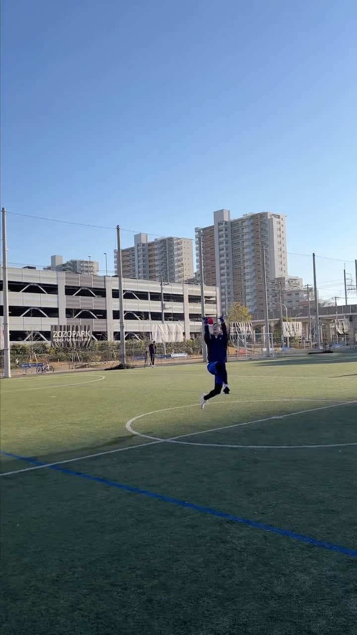 タクトOK‼︎のインスタグラム：「15年ぶりにアメフトやってみた🏈 贅沢にも日本代表選手( @yurika.omi )に投げてもらってます！ #マヂラブのフラチャレ部‼ みてねー！ 因みに大学の時のポジションはセーフティでした🏈  #フラッグフットボール  #BSよしもと」