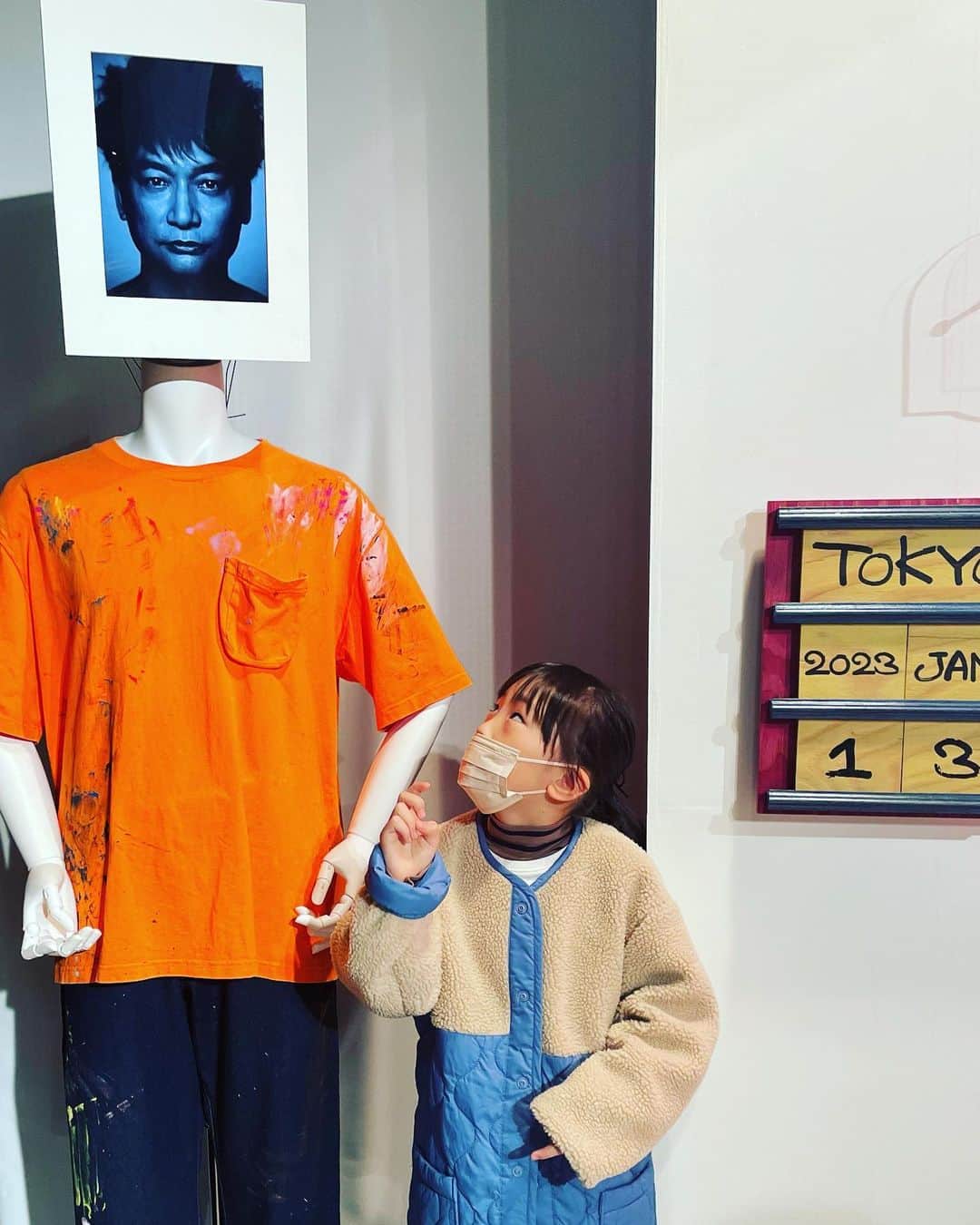 天谷ゆかさんのインスタグラム写真 - (天谷ゆかInstagram)「娘、アートデビュー。  渋谷ヒカリエで開催中の、香取慎吾さんの個展に出かけました。  娘も、そのパワーと、色彩と、空間と…堪能しておりました  素晴らしかった✨ 感動しました！！！  #小4女子 #アートに触れる  #whoami #香取慎吾 さん」1月13日 17時14分 - amayuka_salonrurun