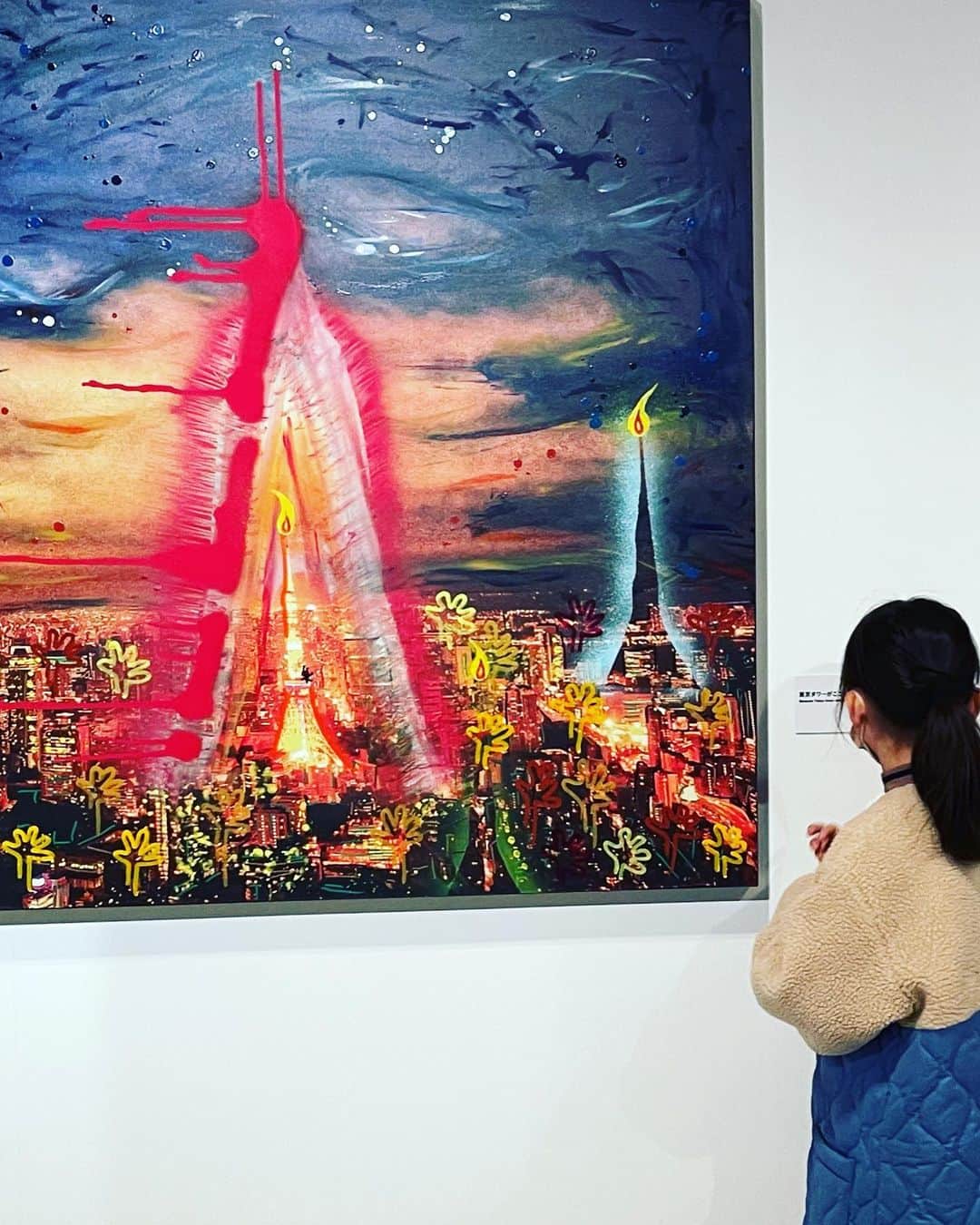 天谷ゆかのインスタグラム：「娘、アートデビュー。  渋谷ヒカリエで開催中の、香取慎吾さんの個展に出かけました。  娘も、そのパワーと、色彩と、空間と…堪能しておりました  素晴らしかった✨ 感動しました！！！  #小4女子 #アートに触れる  #whoami #香取慎吾 さん」