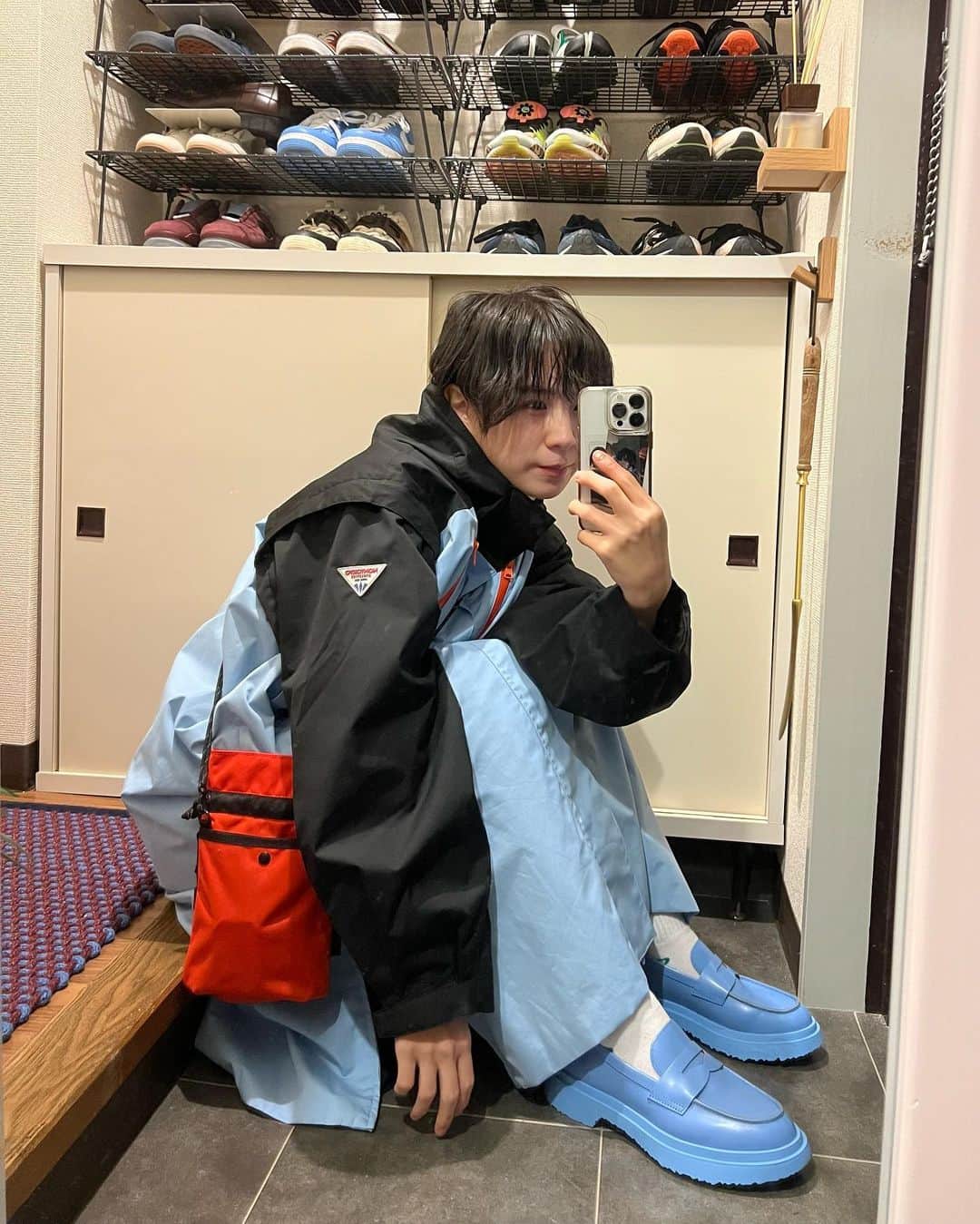 光永のインスタグラム：「昨日どこのか聞かれまくったお気に入り靴コーデ👞💙 水色とオレンジの組み合わせって可愛いよなぁ。 ㅤㅤㅤㅤㅤㅤㅤㅤㅤㅤㅤㅤ あと玄関初見せ🏠#Hinata_Home  デッカい靴箱の上にシート敷いて、IKEAの3段までしか重ねちゃダメなラックを4段重ねている私。 (あとブーツに何か入れてあげて) あと、このラグ可愛過ぎて毎日テンションが上がります。 ㅤㅤㅤㅤㅤㅤㅤㅤㅤㅤㅤㅤ アウター：#NONTOKYO ローファー：#camper バッグ：#SML ㅤㅤㅤㅤㅤㅤㅤㅤㅤㅤㅤㅤ ㅤㅤㅤㅤㅤㅤㅤㅤㅤㅤㅤㅤ #ootd #outfit #一人暮らしインテリア #玄関インテリア #ミックスインテリア #メンズライクコーデ #ショートヘアアレンジ #靴収納 #ikea #hay #ニトリ #壁に付けられる家具」