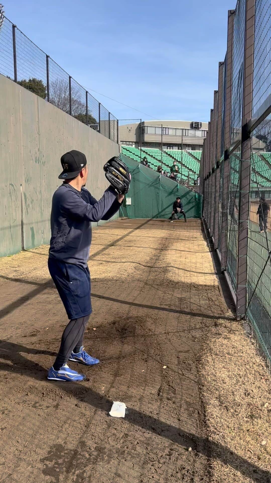 西村天裕のインスタグラム：「おばんです！ 今日も投げました！ どんどん投げていきます✌️ 自主トレ順調です😊 明日1月14日天候が悪い予報なので午前グランド使いません。 昼から使いますのでもしグランドに訪れる予定のある方は注意してください！ よろしくお願いいたします。  #愛鷹広域公園 #静岡県#沼津市#自主トレ #西村天裕 #fighters #新時代 #ZETT  自主トレメモ📝  力強くいくけど力まない。 下半身から始動 タイミング 球速よりキレのあるボール リリースで爆発 伸びるストレート 角度、タイミングを外す考えも当てはめていく。」