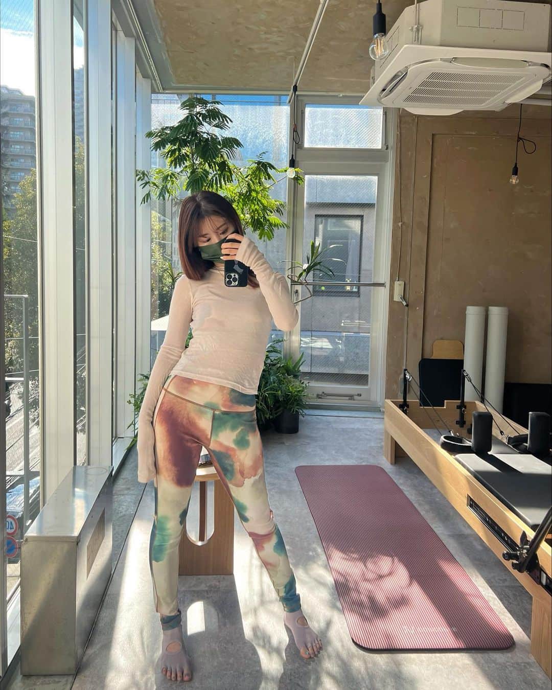 のインスタグラム：「🌿🤍🤍  @ozawanayo さんがスパ技術監修をなさっている、 @reikamarianna さんのサロン【 @vitolabo_official 】に伺いました🤍  とても気持ちのいいスタジオでピラティスと、体内を温めるよもぎ蒸しをしてきたよ🌿✨ 今自分に必要な効能に合わせたハーブティーをいただきながらのよもぎ蒸し✨リフレッシュできました🫶🏻  植物療法のプロダクト販売やスパもある、一つの場所で必要なケアが全部受けられる素敵なサロン🥰🌿✨  #vitolabo#pilates#spa#スパ#マッサージ#よもぎ蒸し#植物療法」