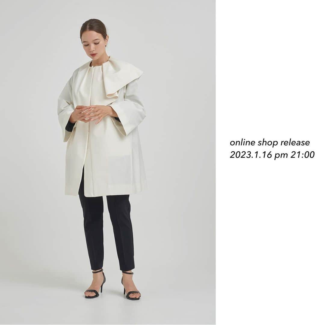 yoriのインスタグラム：「*online shop release*  1/16 pm21:00〜 下記の商品が入荷致します！  詳細はyori.jpの商品ページを ご覧ください。  #ツイルサイドフレアコート #ダブルクロスフリルジレ #キルト柄パフスリーブブラウス #ハマグリ刺繍ブラウス #ボリュームギャザーブラウス #ミニ裏毛ティアードカットソー  #yori_japan」