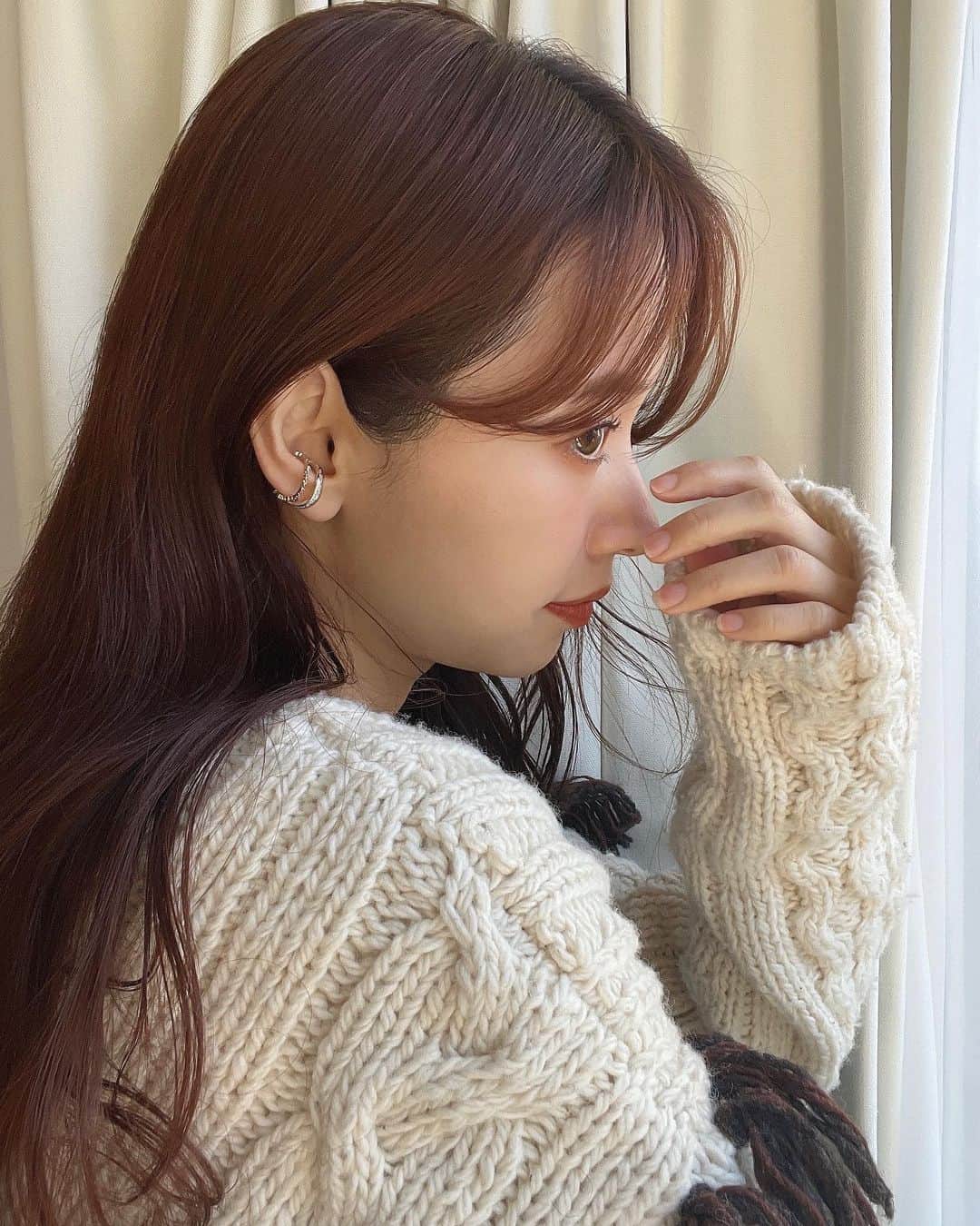 のインスタグラム：「・ 今日のファンデのりが良いのと、まつ毛が上手に上がった👏🏻というだけで良い1日♡  ピアス3つ開いてたはずなのに気づいたら全部閉じていて…😂 なのでアクセサリーはイヤーカフ。 @nojess_official のシルバーとゴールドを重ね付けしてみました♡  繊細なデザインで、よーく見るとメッセージが刻まれてるのが かわいくて最近のお気に入りです🥰  #nojess #accessories #pr #ノジェス #アクセサリー #イヤーカフ #今日のコーデ #イヤカフ#イヤカフコーデ」