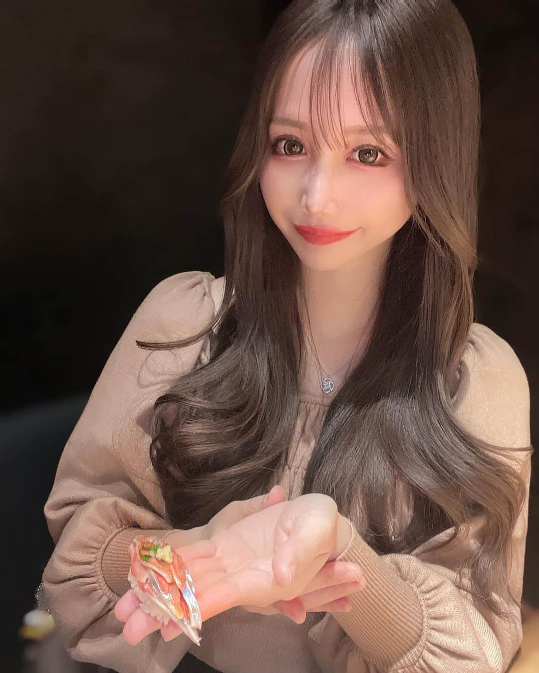 ひよこ先輩のインスタグラム：「. 2ヶ月前にOPENした〈恵比寿 鮨 藤〉 新鮮なネタにお米マイスターが選ぶ 最高のお米に赤酢と米酢をブレンドした シャリも最高に美味しかった🥹❤️ 鮨だけじゃなくカウンター越しに作る 天ぷらや炭火焼き料理も クオリティ高くて大満足だった😍 大将も面白くてまた行きたいお店の一つ🥰🍣 . ・先付・先付け2種 ・お造り2種 ・焼き物 ・蒸し物 ・揚げ物 ・強肴 ・酢の物 ・握り8貫 巻物 卵焼き ・味噌汁 . PR @ebisu.sushi_fuji #恵比寿ディナー #恵比寿デート #広尾グルメ #代官山グルメ #中目黒グルメ #白金グルメ #恵比寿鮨藤 #恵比寿グルメ　#恵比寿　#渋谷　#六本木　#鮨」