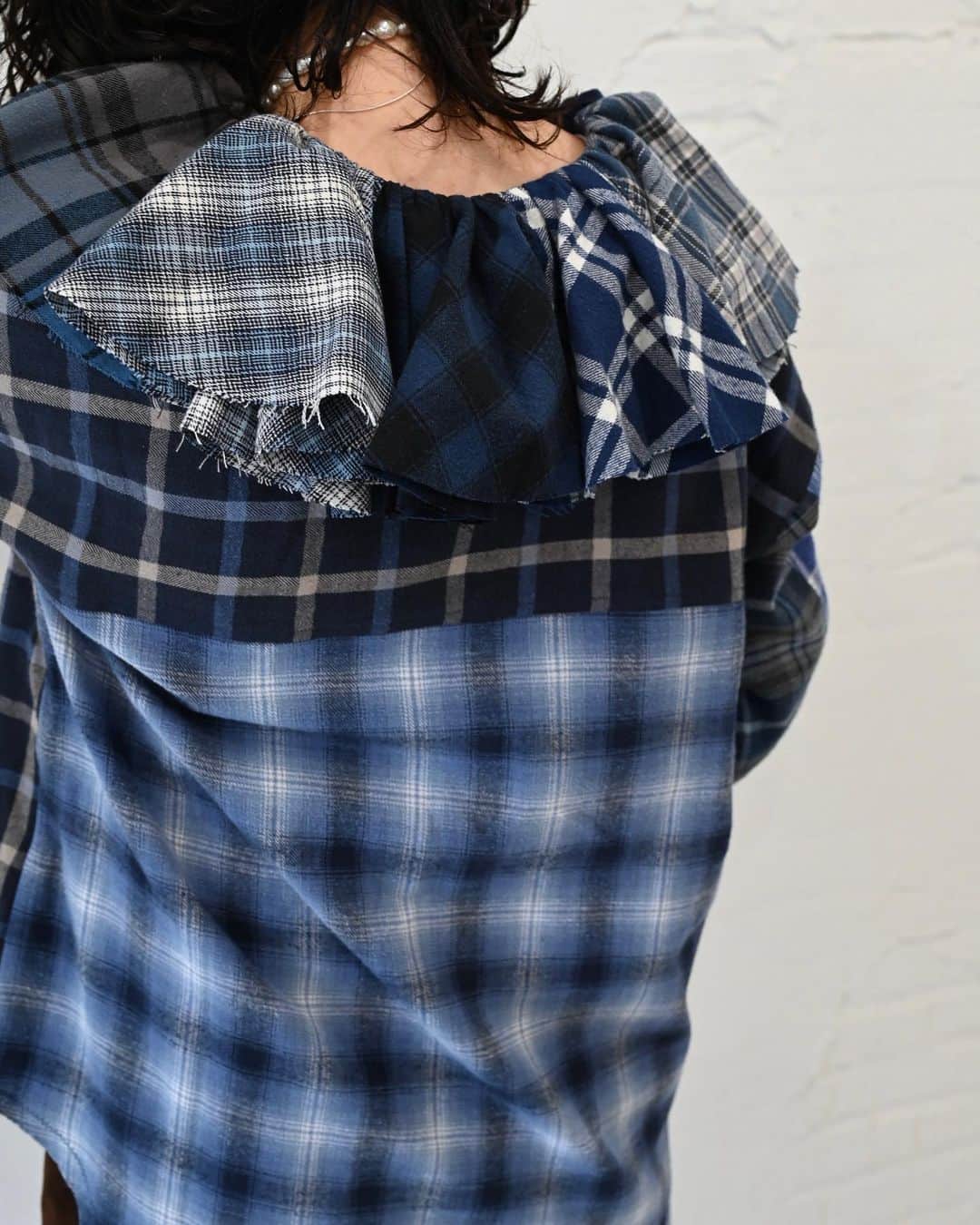 STYLE & EDIT officialさんのインスタグラム写真 - (STYLE & EDIT officialInstagram)「1/18(wed)Release  MIYAGIHIDETAKA × STYLE&EDIT  シーズンを設けることなく自身が着たいモノ、作りたいモノを不定期に発表していくMIYAGIHIDETAKA @miyagi_hidetaka と初のコラボレーション。   古着のネルシャツを再構築した、フリルが特徴のシャツは、STYLE&EDIT限定のデザインです。 ネルシャツはデザイナー自身が好きな柄・色をピックアップしているため、全て1点もの。 MIYAGIHIDETAKAのリメイク商品の特徴の１つとして古着の生地のロスを出さないようなパターン設計・デザインを意識しており、今回のシャツもまたそこに注力したデザインとなっています。  MIYAGIHIDETAKA × STYLE&EDIT  frilly shirt 41,800円  カラー：BLACK/BLUE/GREEN/BROWN  ■展開店舗：日本橋・新宿・玉川・横浜・大阪・京都 ■オンライン：タカシマヤファッションスクエア　@tfs_fashion_official   ■INSTA LIVE：1月17日(火)19:50 START  ※入荷のカラー・柄は店舗によって異なります。 ※ ※お一人様1点のみお買い上げいただけます。 ※タカシマヤファッションスクエアでは1月17日(火)18時より販売 ※数に限りがございます。品切れの節はご容赦くださいませ。  #styleandedit  #takashimaya  #miyagihidetaka」1月13日 18時01分 - style_and_edit_takashimaya