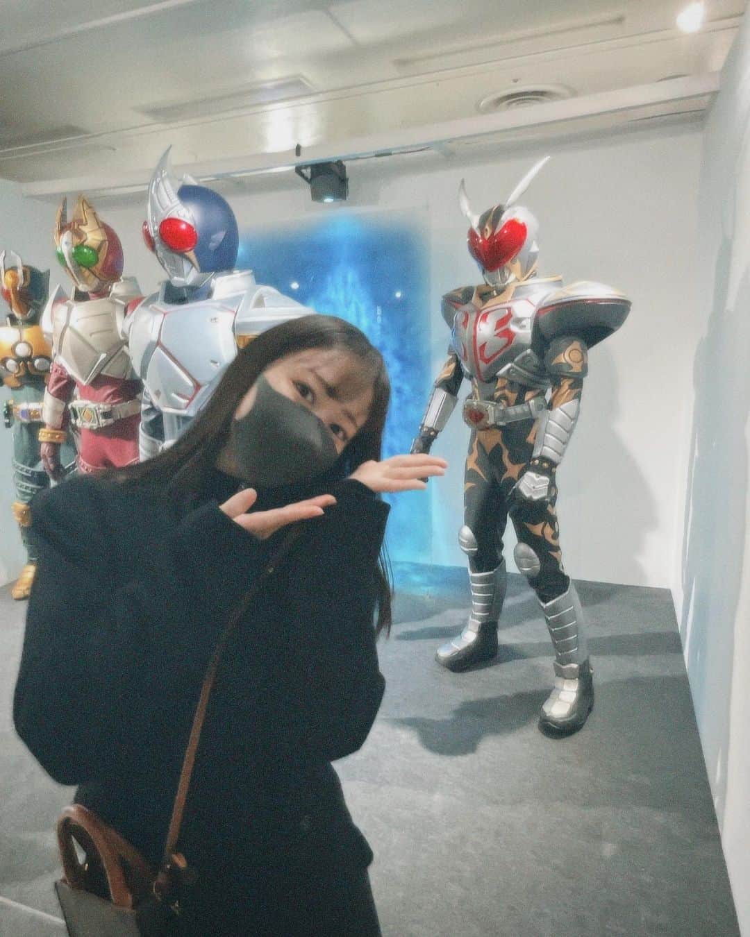 梶原ひかりのインスタグラム：「いつも助けにきてくれる、黒い人🖤 #仮面ライダー展」