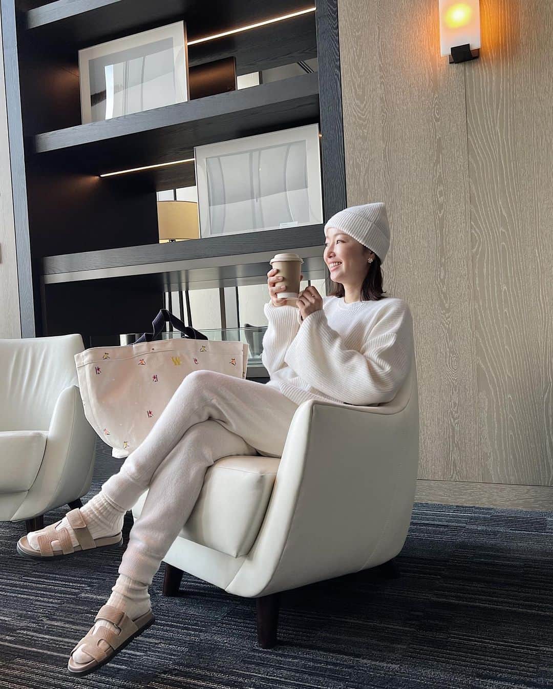 のインスタグラム：「Niseko❄️🤍☃️  ニセコで過ごした冬休み。朝娘をスキーレッスンへ送った後のほっとする☕️ これは東京でもニセコでも同じ落ち着く瞬間♡  Top and Bottom #mylan #マイラン Shoes #hermes #エルメス  Bag #ludlow #ラドロー  #winterholidays #niseko」