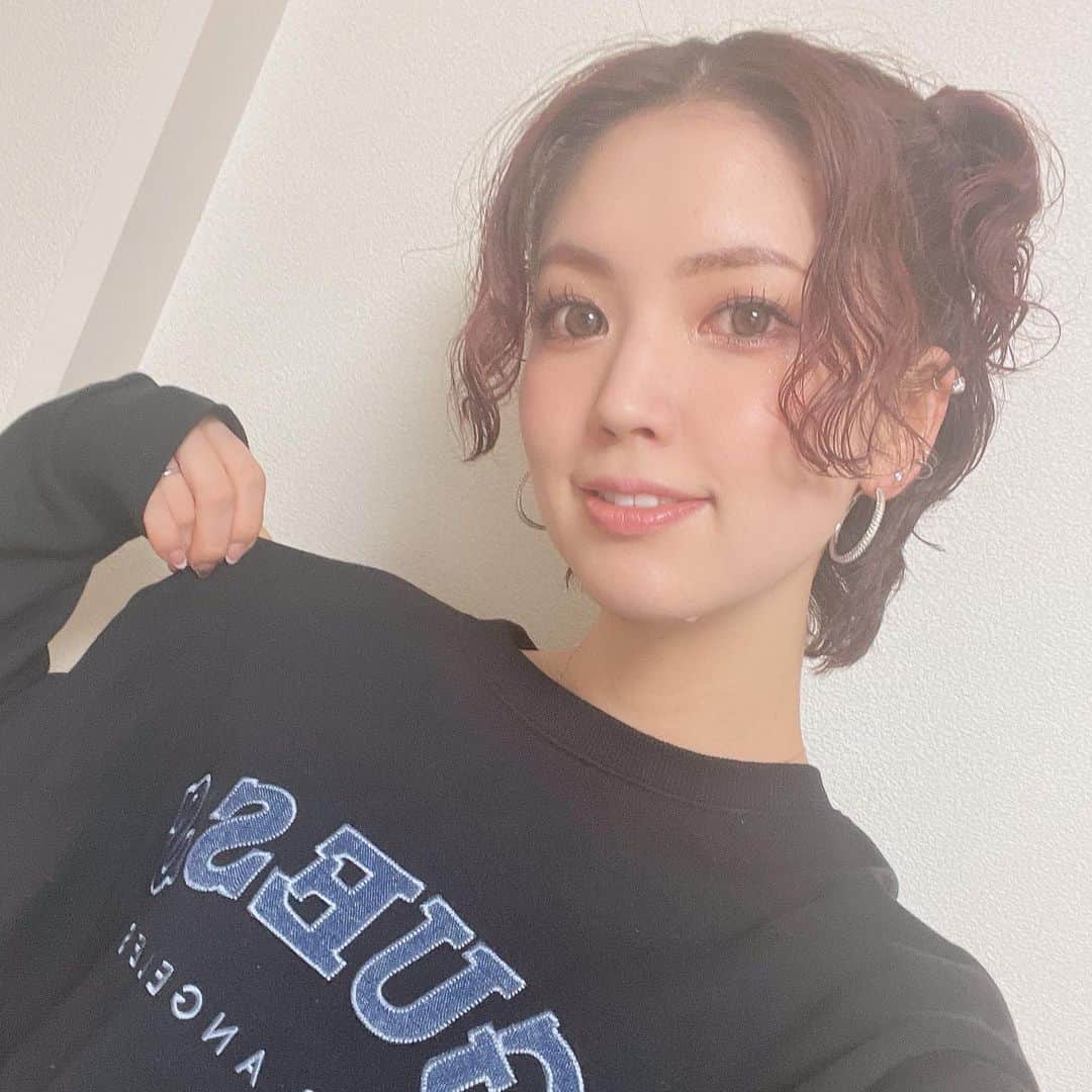彩波けいとのインスタグラム：「・ 髪が伸びてきて パーマでボリューム多めなので 珍しくツインテールの日😎💓 ・ どうかなぁ〜🥰？ ・ #髪型アレンジ  #ツインテール #パーマ #ショートパーマ #ツインテール女子 #髪伸ばしたい #けど切りたい w  #sweat #guess #guess好き」