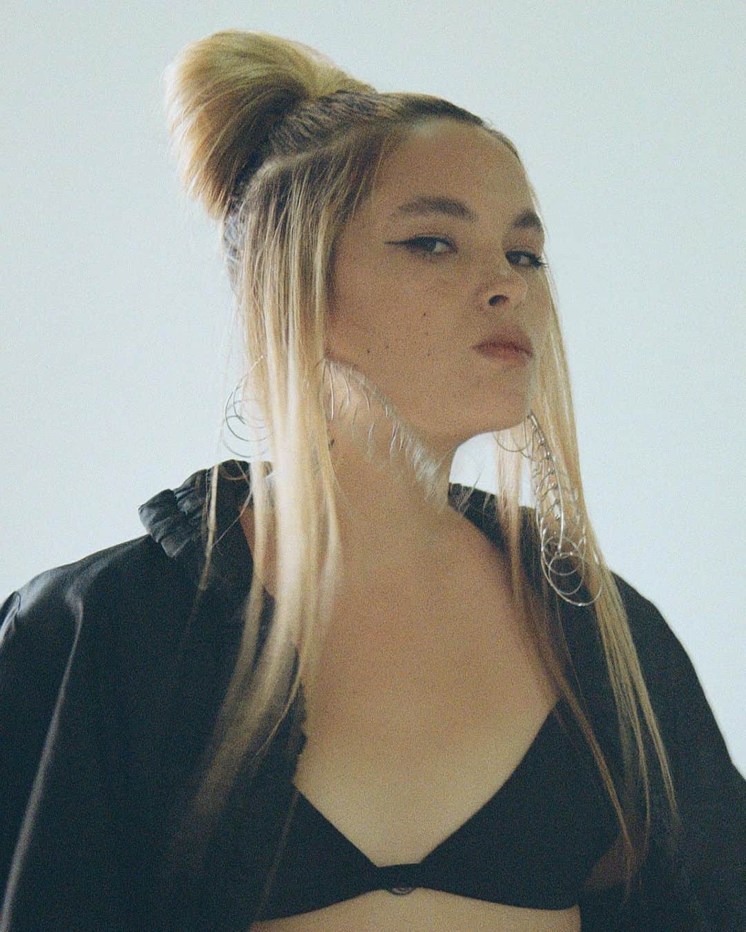 Block.fmのインスタグラム：「インタビュー｜Saya Gray　裏方から表舞台へ。“仕事としての音楽”を終え、自分だけの表現を目指して  @sayagray   Dirty Hit所属、日本とカナダにルーツを持ち、デビューアルバム『19 Masters』がTIME誌の「2022年のベストアルバムTOP10」に選出された期待のアーティスト。  彼女が持つバックグラウンドや日本のクリエイターから受けた影響、トップアーティストの音楽監督というキャリアを経てアーティストに転身した理由について訊ねた。  インタビューはプロフィール→Linkin.bioから。  🖊️ @fkalc_junfukunaga   #blockfm」